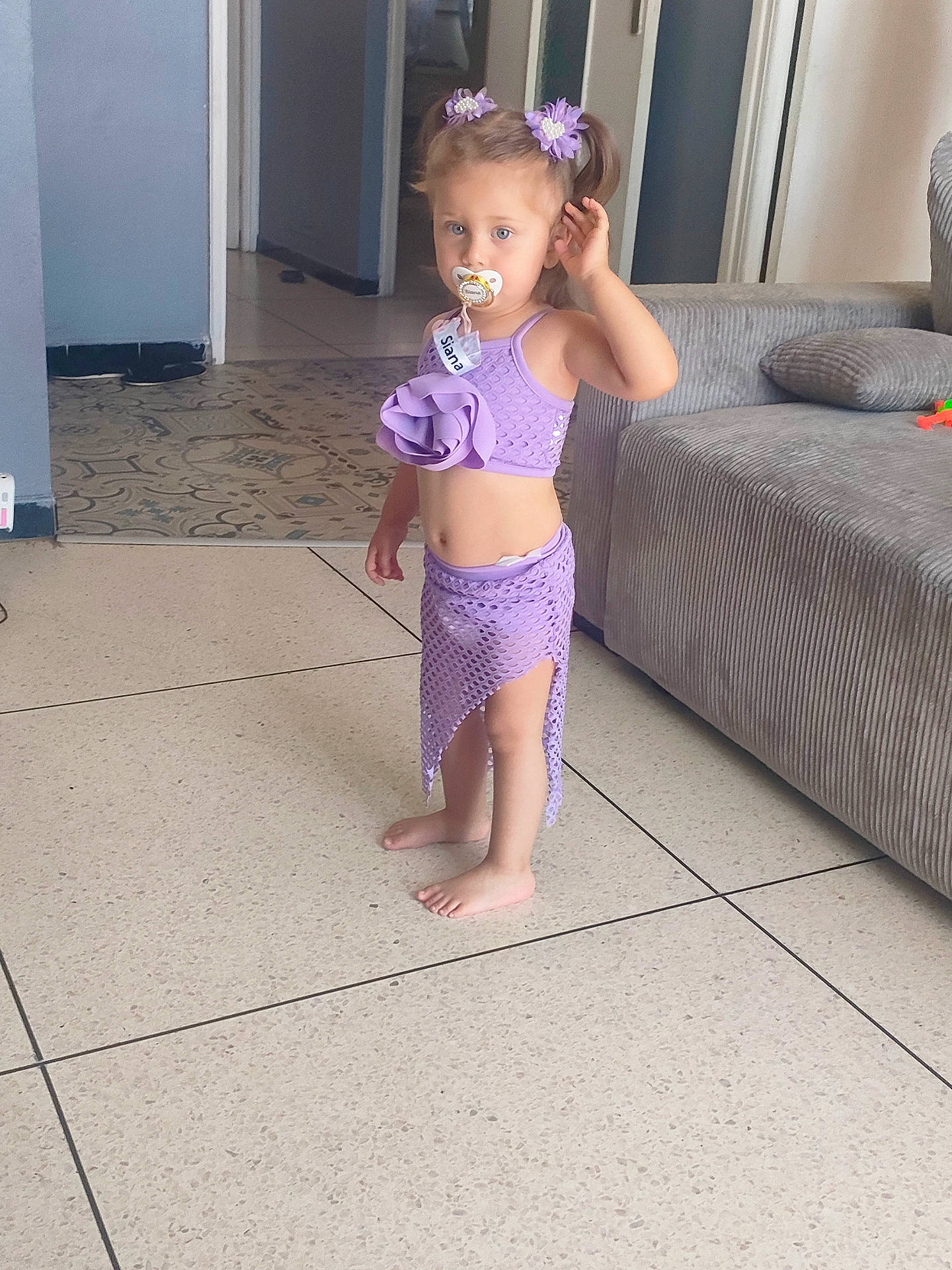 Sarah participe au concours pour gagner de l'argent avec cette photo : architecture, bodypart, building, child, clothing, couch, dress, face, female, finger, footwear, furniture, girl, hand, head, person, photography, portrait, sandal, skirt