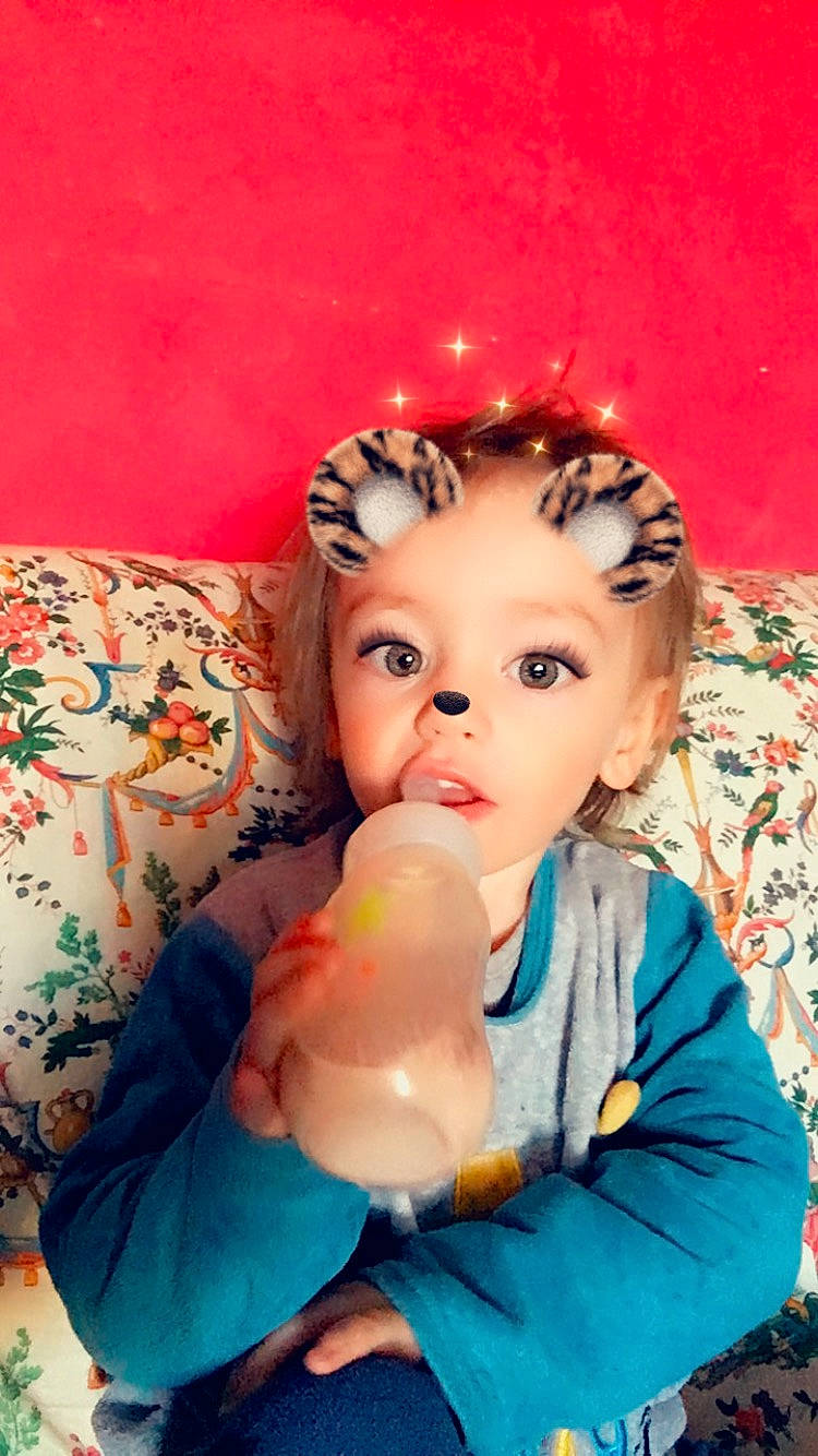 Liam participe au concours pour gagner de l'argent avec cette photo : baby, child, drinkware, person, toddler