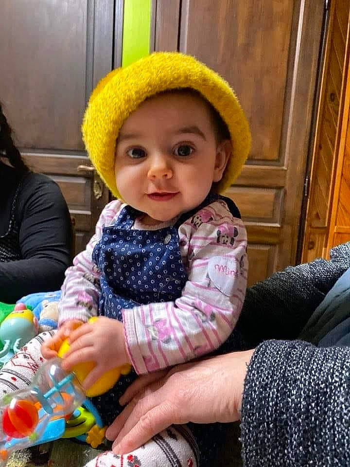 Naolyne a rejoint le concours — aidez-le/la à gagner de superbes lots ! baby, baby_toddler_clothing, beanie, cap, cheek, child, clothing, fashion_accessory, fun, happy, headwear, knit_cap, outerwear, person, plastic_bottle, sitting, skin, sleeve, toddler, winter