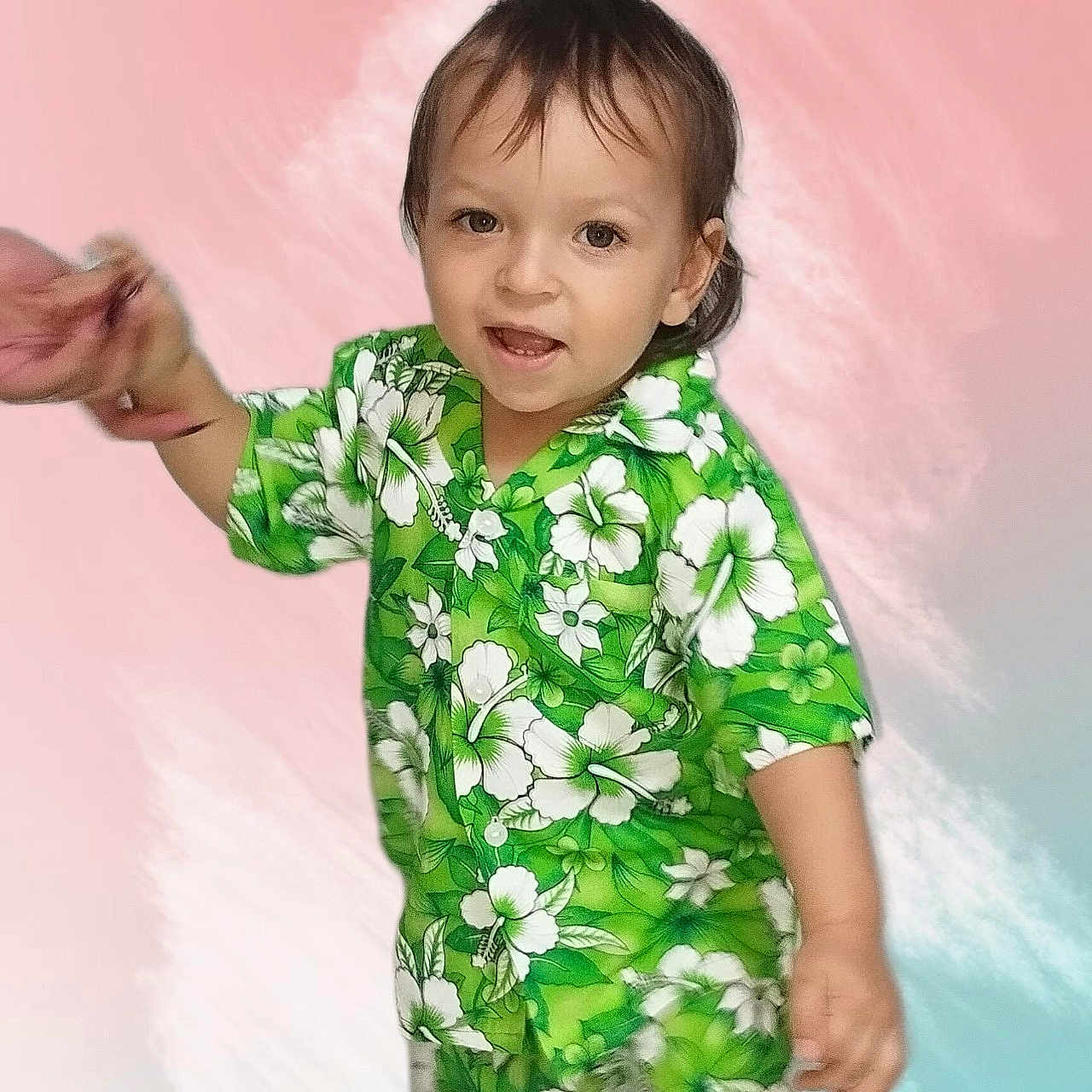 Steve éliot participe au concours pour gagner de l'argent avec cette photo : baby, beachwear, bodypart, clothing, dress, face, fashion, finger, formalwear, hand, happy, head, longsleeve, person, photography, portrait, shirt, sleeve, smile, t_shirt