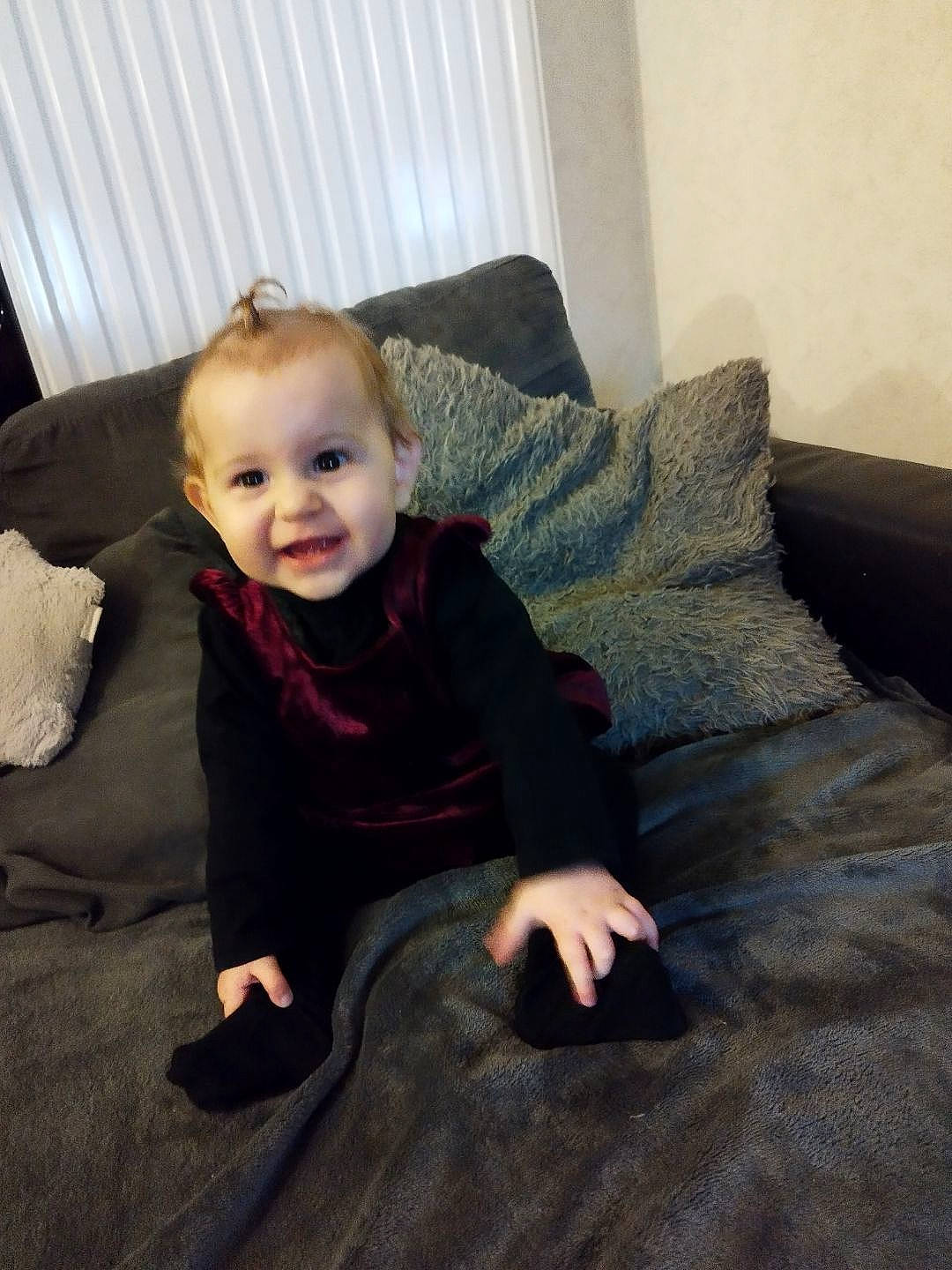 Thessa a rejoint le concours — aidez-le/la à gagner de superbes lots ! baby, baby_toddler_clothing, cheek, child, comfort, couch, flash_photography, floor, flooring, happy, hardwood, human_leg, linens, person, room, sitting, skin, sleeve, smile, toddler