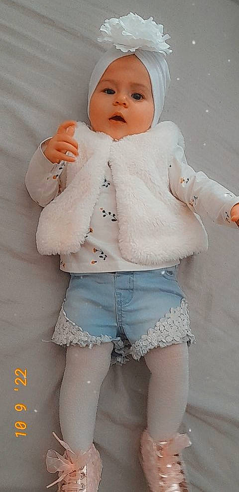 Thessa participe au concours pour gagner de l'argent avec cette photo : baby, baby_toddler_clothing, cap, denim, face, fashion_design, happy, headwear, knee, lip, outerwear, person, pink, shorts, shoulder, skin, sleeve, standing, thigh, toddler