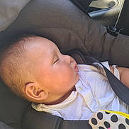 Zakarïa participe au concours pour gagner de l'argent avec cette photo : baby, car_seat, sleeping, child, toy, seatbelt, infant, car_interior, side_profile, clothing, white_shirt, peaceful, daylight, safety, cute, hand, polka_dot, colorful, closeup, transportation