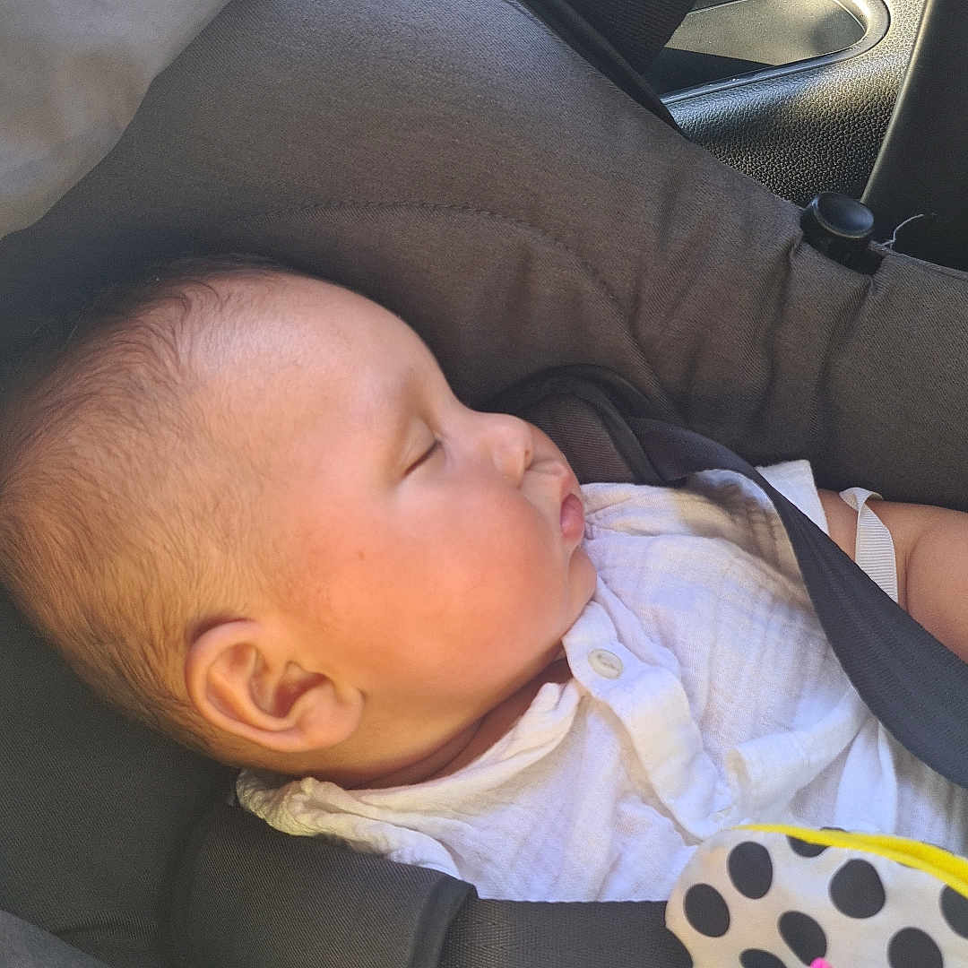 Zakarïa participe au concours pour gagner de l'argent avec cette photo : baby, car_interior, car_seat, child, closeup, clothing, colorful, cute, daylight, hand, infant, peaceful, polka_dot, safety, seatbelt, side_profile, sleeping, toy, transportation, white_shirt