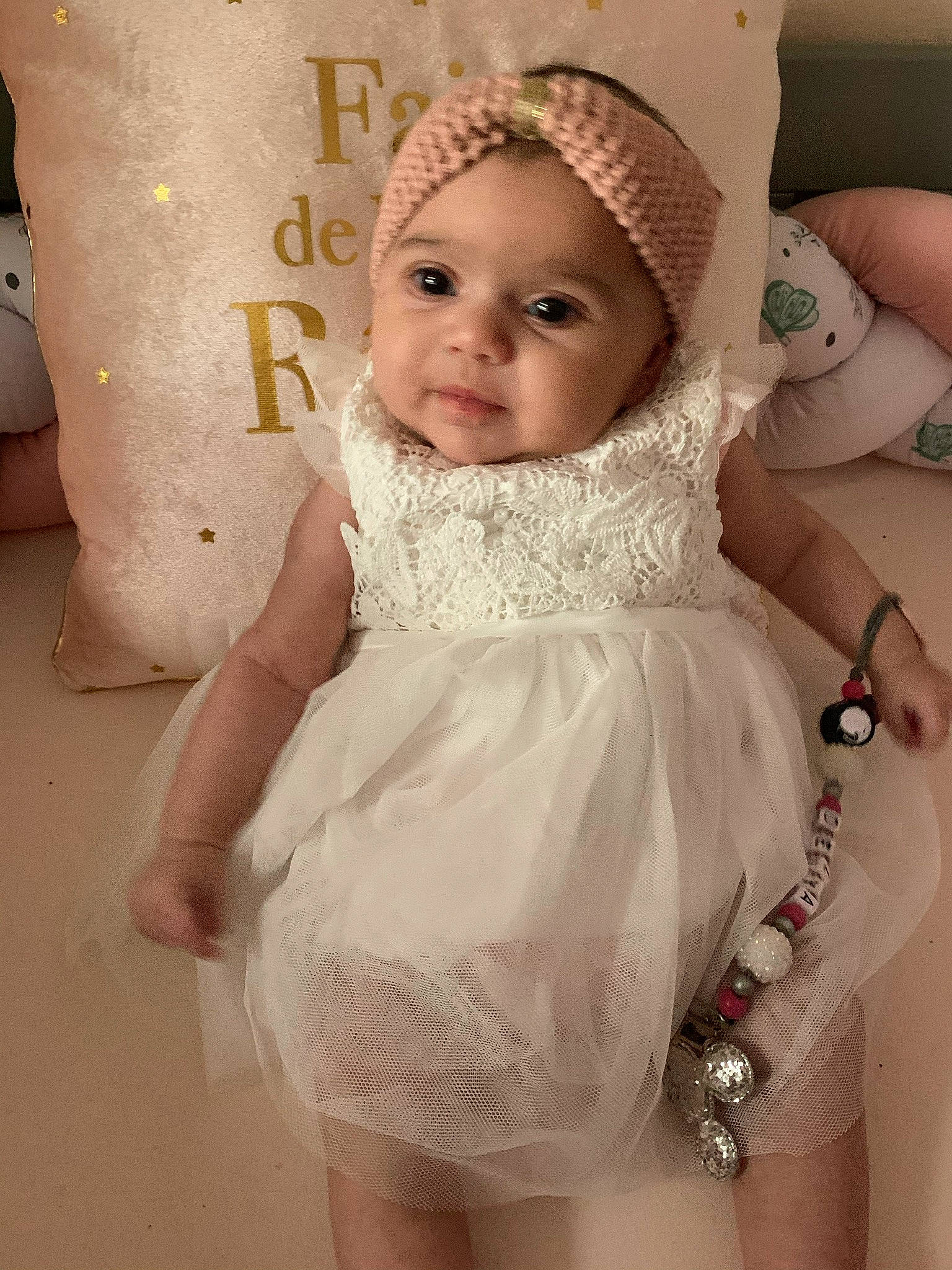 Delya a rejoint le concours — aidez-le/la à gagner de superbes lots ! baby, baby_toddler_clothing, chin, dress, embellishment, eye, eyebrow, eyelash, face, finger, flash_photography, hair, hand, happy, headwear, human_body, iris, lip, person, pink