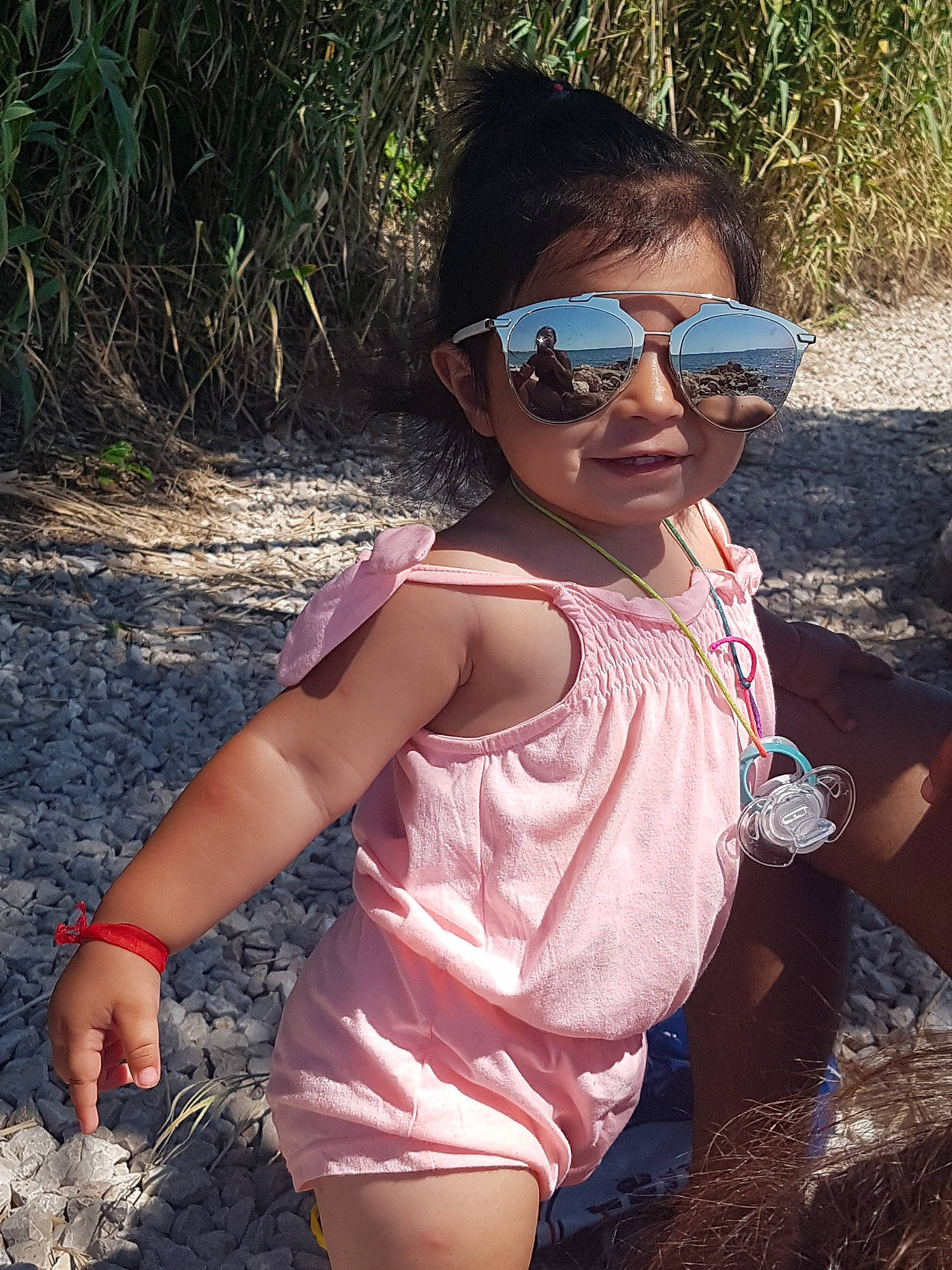 Leana participe au concours pour gagner de l'argent avec cette photo : adaptation, black_hair, child, cool, eyewear, fawn, fun, glasses, person, plant, smile, summer, sunglasses, vacation, vision_care