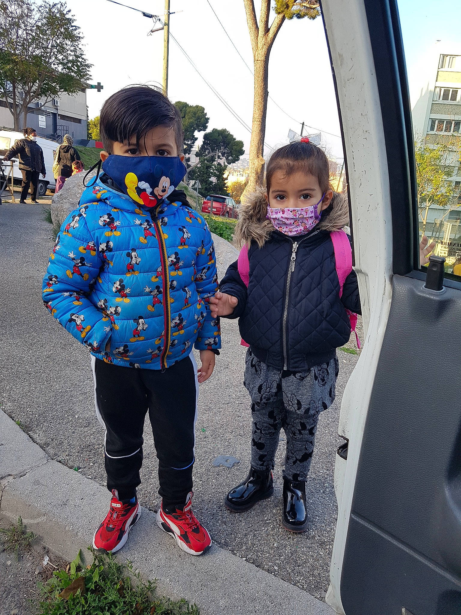 Djamyleh participe au concours pour gagner de l'argent avec cette photo : architecture, child, fun, jacket, leaf, leisure, outerwear, people, person, photography, plant, recreation, toddler, tourism, tree, vacation, winter