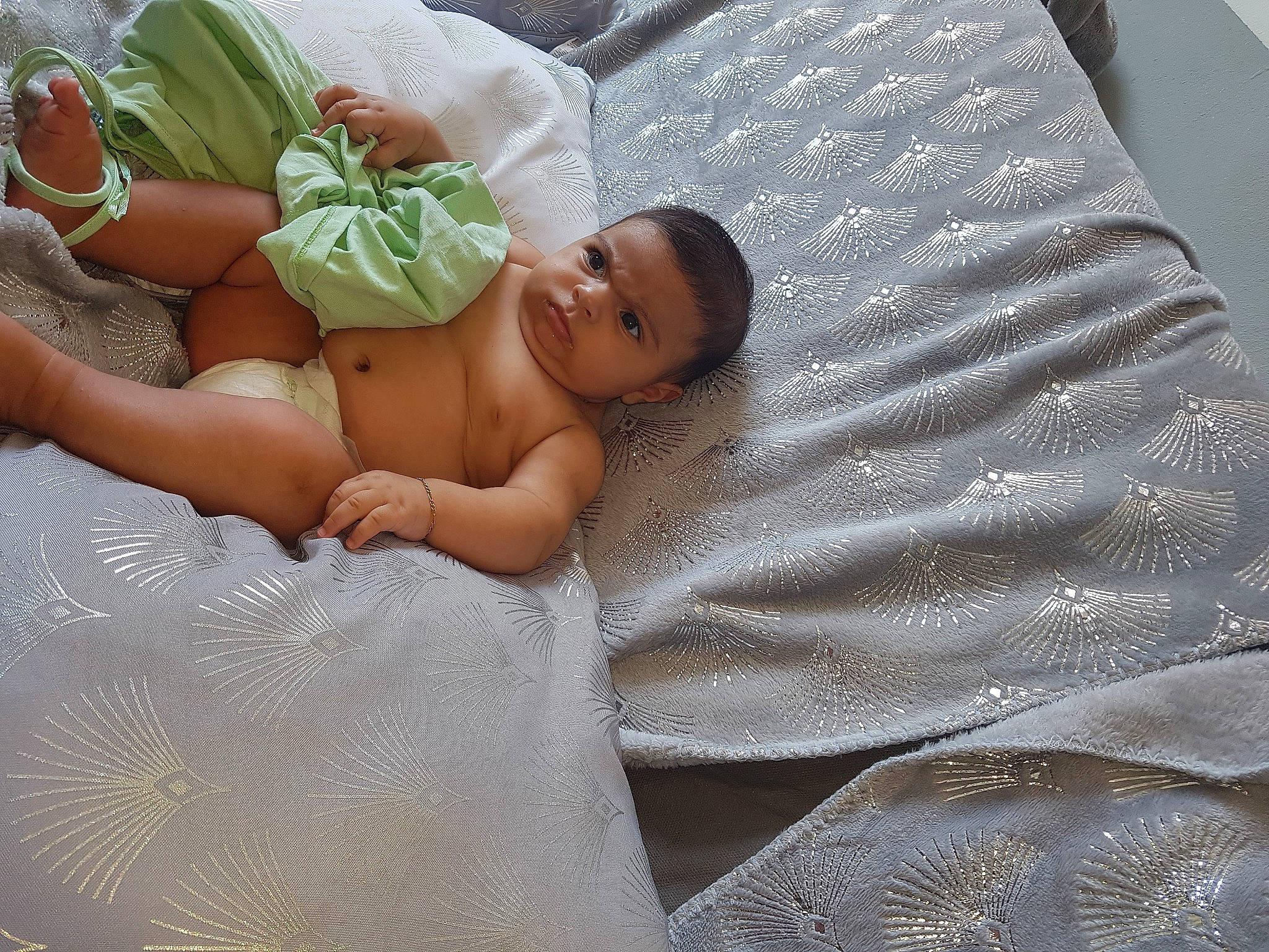 Lya participe au concours pour gagner de l'argent avec cette photo : baby, child, linens, person, textile