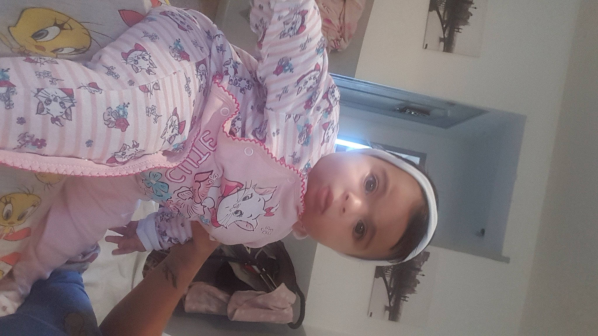 Lya participe au concours pour gagner de l'argent avec cette photo : baby, child, person, room, toddler