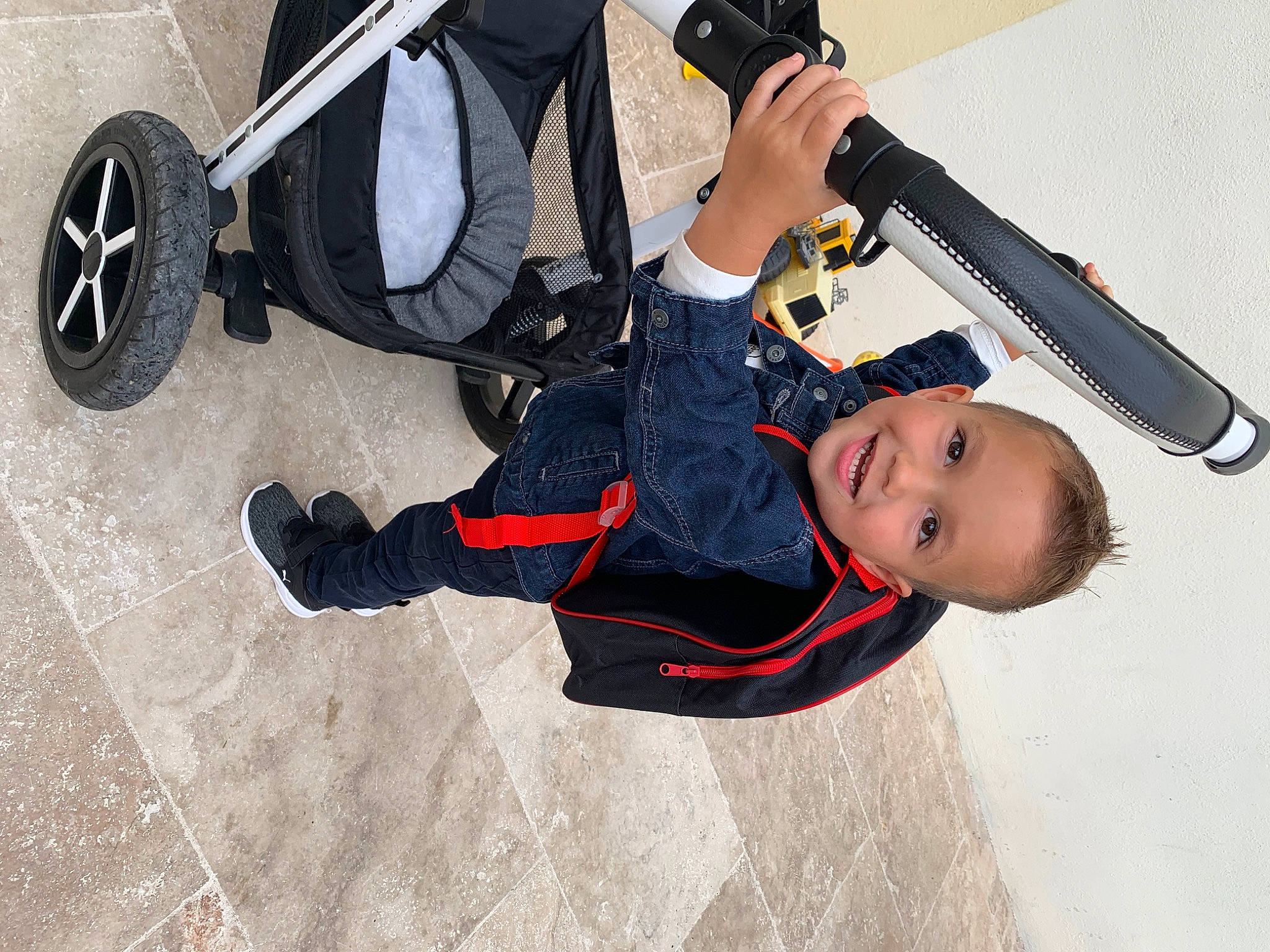 Nolan participe au concours pour gagner de l'argent avec cette photo : arm, auto_part, automotive_design, automotive_tire, boot, carmine, costume, glove, helmet, human_leg, joy, person, personal_protective_equipment, recreation, rim, shoe, smile, sneakers, sports_gear, tire