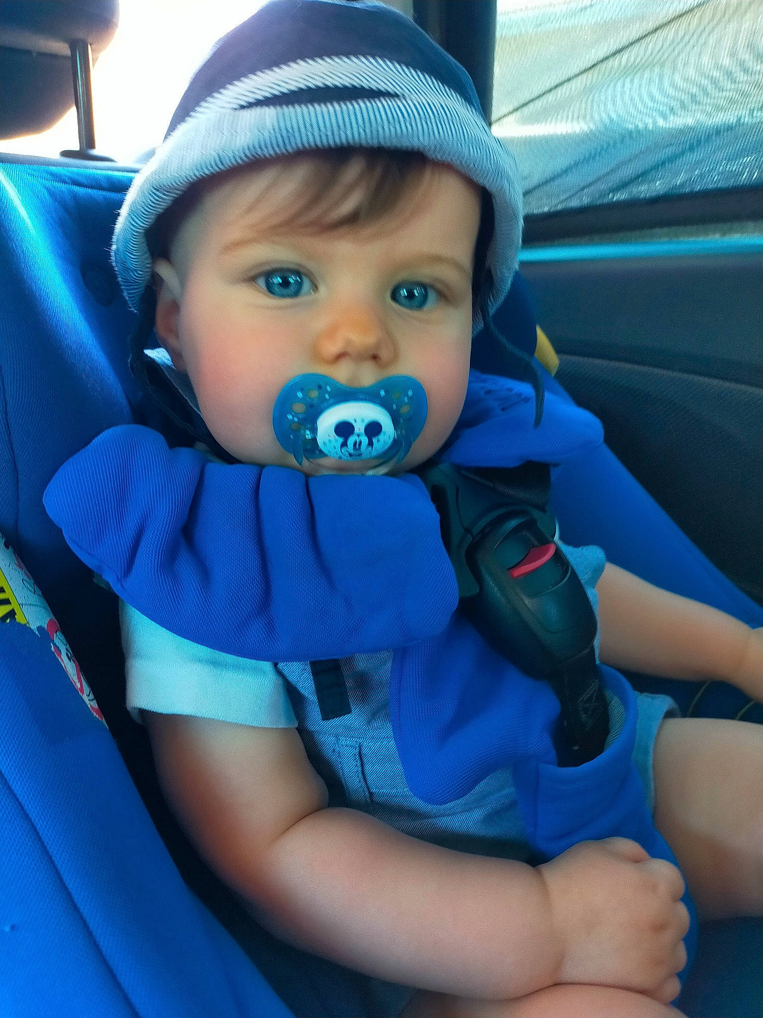 Robin participe au concours pour gagner de l'argent avec cette photo : auto_part, azure, baby, baby_in_car_seat, baby_products, baby_safety, baby_toddler_clothing, car_seat, car_seat_cover, child, comfort, electric_blue, family_car, fun, hat, head_restraint, person, personal_protective_equipment, sitting, toddler