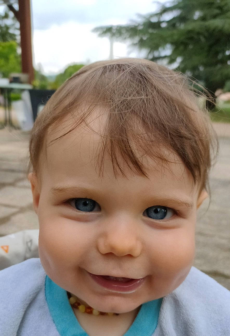 Robin participe au concours pour gagner de l'argent avec cette photo : baby, baby_toddler_clothing, blond, cheek, child, eyelash, fun, grass, happy, joy, leisure, lip, nose, person, portrait_photography, sitting, skin, sky, smile, toddler
