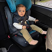 Adem Sofiane a rejoint le concours — aidez-le/la à gagner de superbes lots ! belt, car_interior, car_seat, child, clothing, curious, face, hair, indoor, person, road_sign, safety, seat, seat_belt, sitting, socks, toddler, vehicle, window, young_child