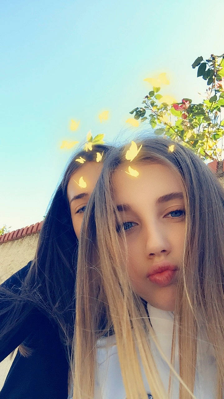 Sara a rejoint le concours — aidez-le/la à gagner de superbes lots ! beauty, black_hair, blond, brown_hair, cool, eye, eyebrow, face, feathered_hair, forehead, hair, hair_coloring, hairstyle, layered_hair, lip, long_hair, person, photography, plant, sunlight