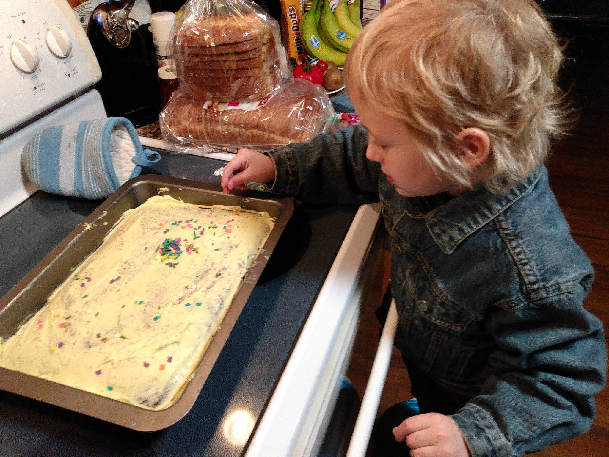 Jaden is registered to the contest to win money with this photo: art, baking, birthday_cake, buttercream, cake, cake_decorating, comfort_food, cuisine, dessert, food, fun, ingredient, leisure, person, recreation, sugar_cake, sugar_paste, sweetness, t_shirt, toddler