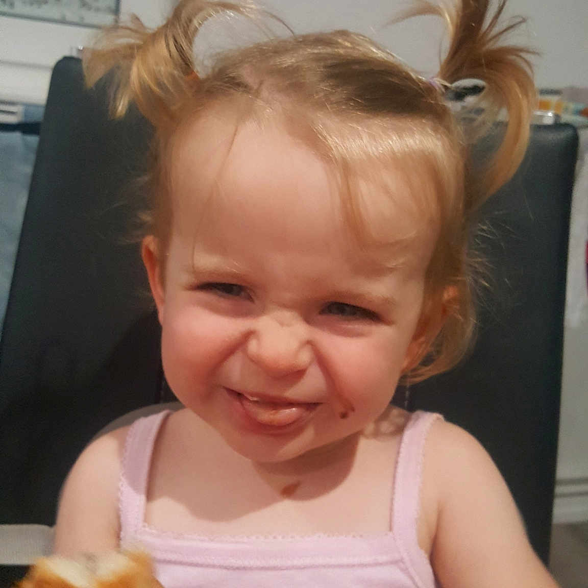 Eléna a rejoint le concours — aidez-le/la à gagner de superbes lots ! cheek, child, ear, face, finger, forehead, fun, girl, hair, hair_coloring, hairstyle, head, human_hair_color, infant, iris, joy, nose, person, product, skin