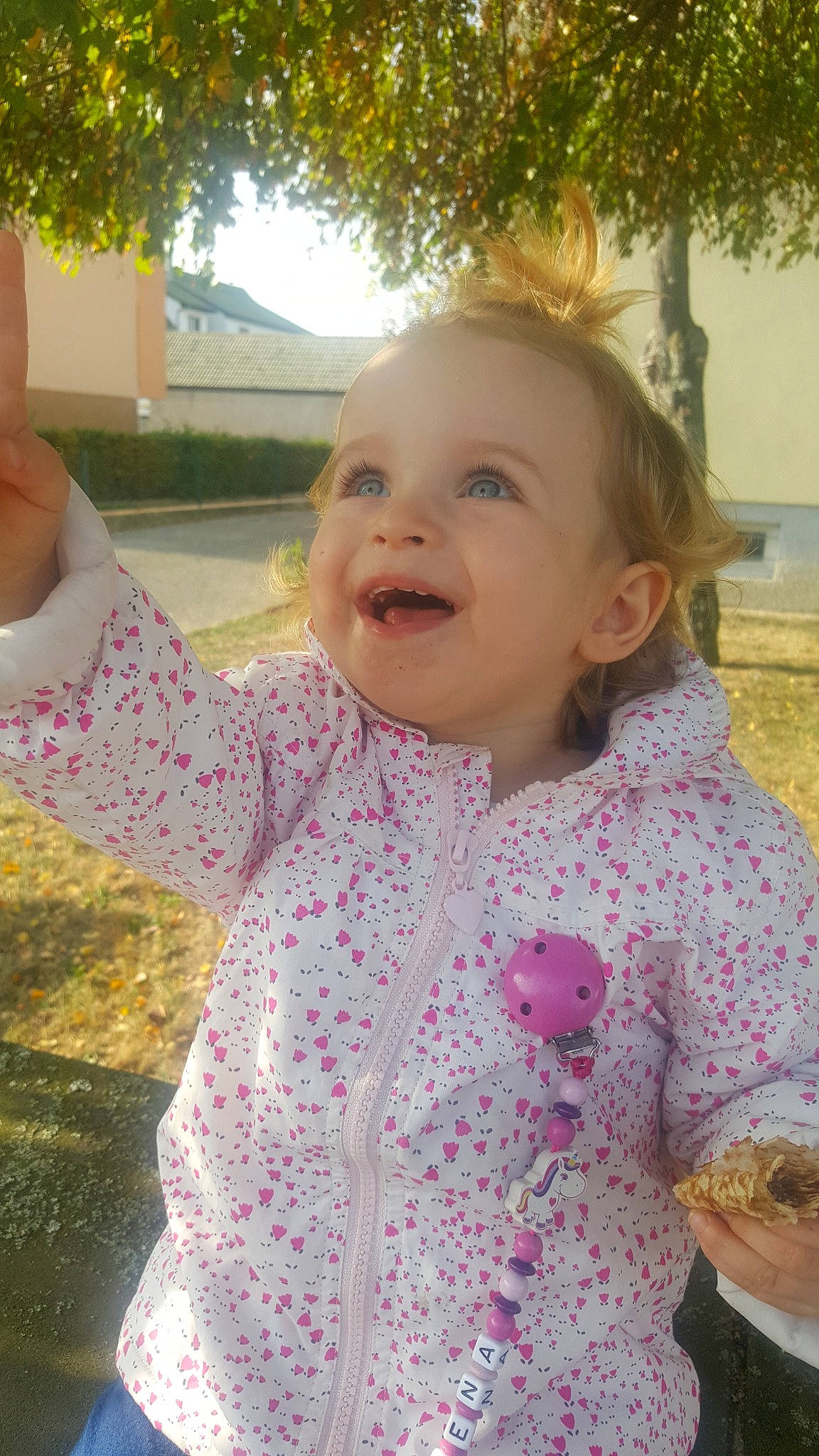 Eléna a rejoint le concours — aidez-le/la à gagner de superbes lots ! cheek, child, day, eye, face, fun, girl, hair, head, human_hair_color, infant, knitting, outerwear, person, pink, play, skin, smile, standing, textile