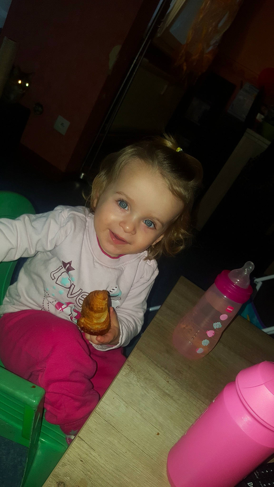 Eléna participe au concours pour gagner de l'argent avec cette photo : cheek, child, cool, day, emotion, eye, fun, girl, hair, human_body, infant, mouth, organ, person, pink, play, sitting, skin, smile, snapshot