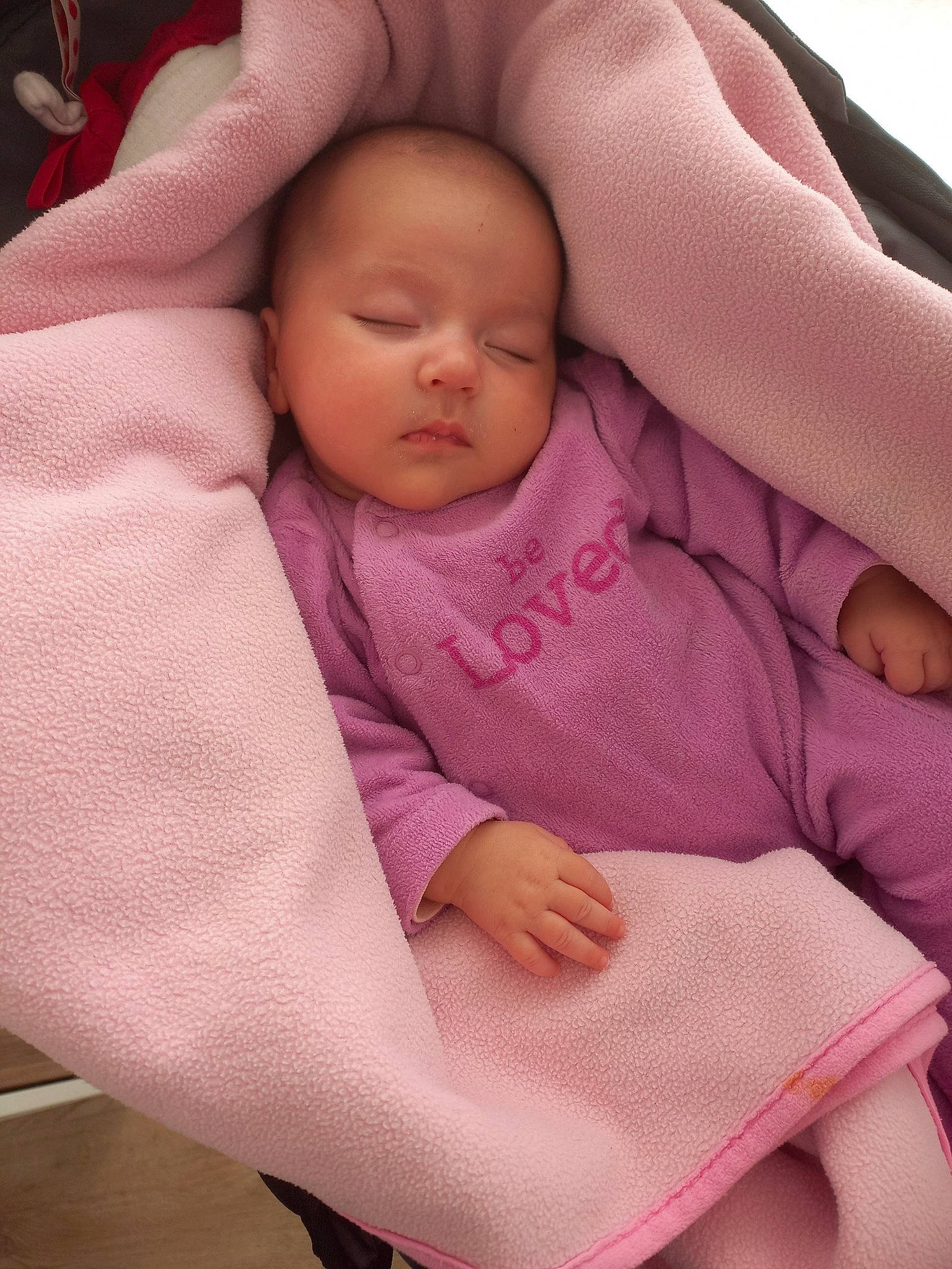 Jade participe au concours pour gagner de l'argent avec cette photo : arm, baby, baby_sleeping, baby_toddler_clothing, cheek, child, chin, comfort, facial_expression, finger, human_body, linens, lip, mouth, nose, person, pink, skin, sleeve, thumb