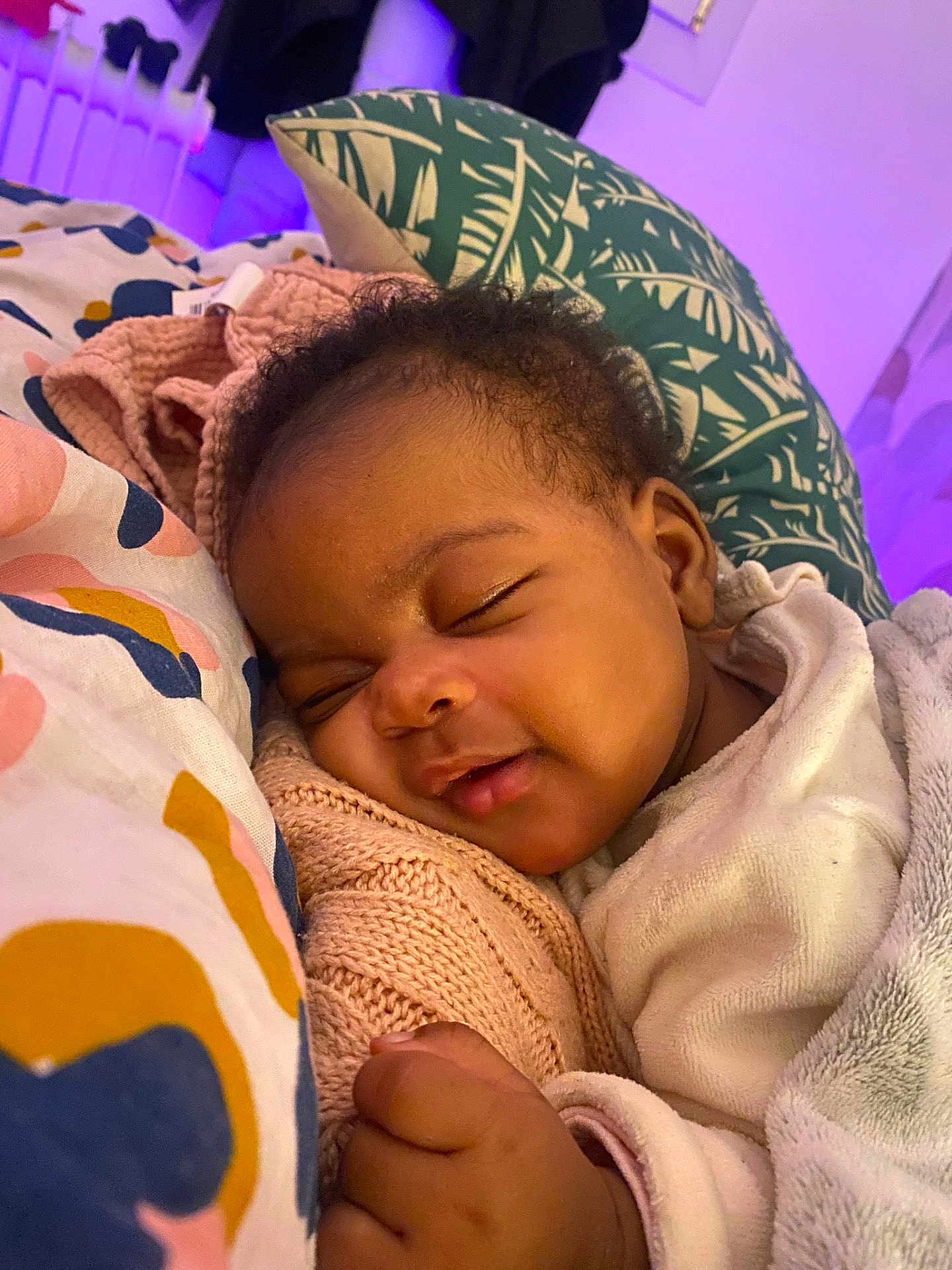 Obeline participe au concours pour gagner de l'argent avec cette photo : baby, blanket, child, closeup, clothing, cozy, cute, face, hand, indoor, infant, patterned, peaceful, pillow, portrait, relaxing, resting, sleeping, soft_lighting, warm_colors