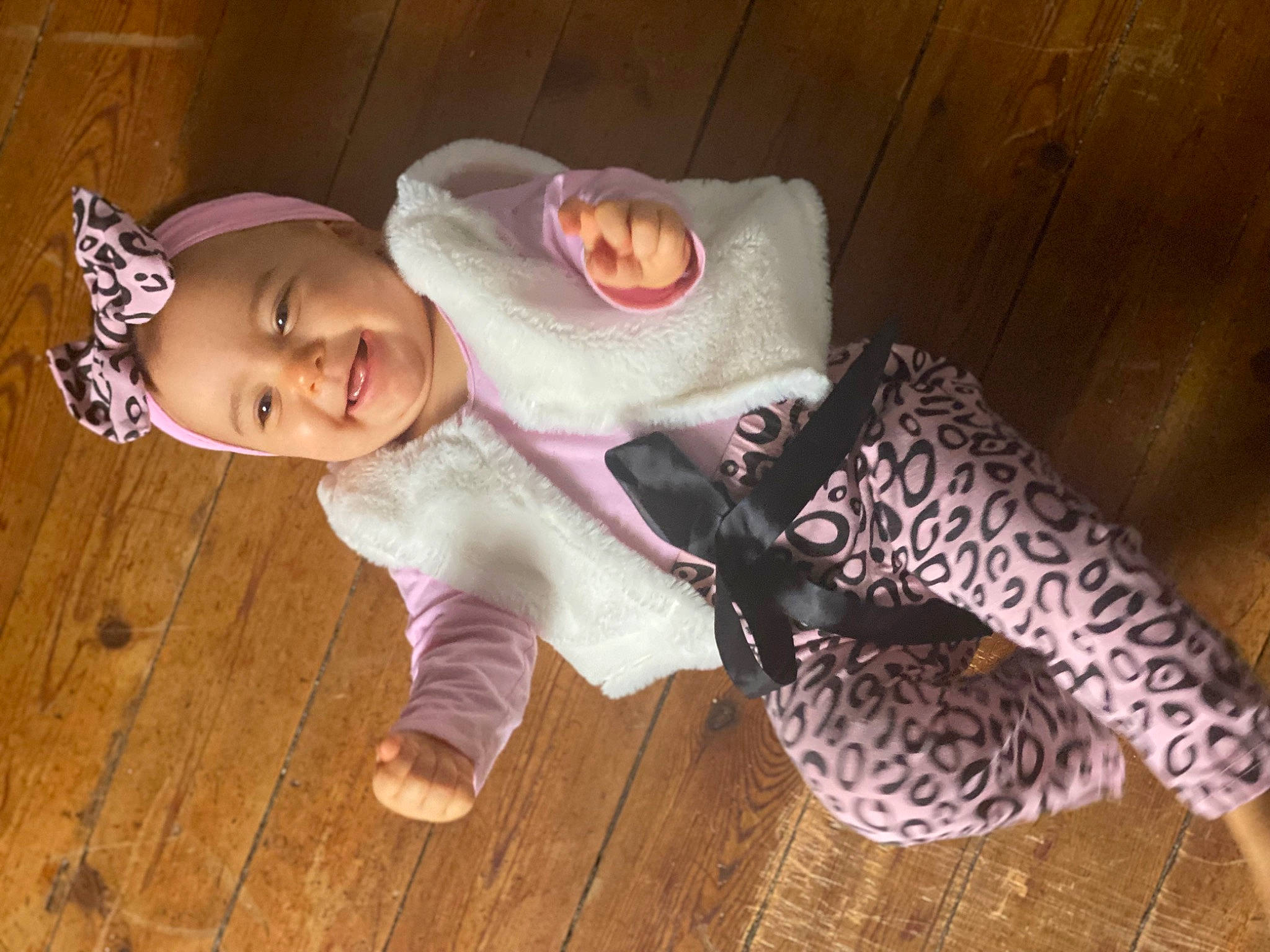 Luna a rejoint le concours — aidez-le/la à gagner de superbes lots ! baby, baby_toddler_clothing, cheek, child, comfort, dress, flooring, goggles, grass, happy, hardwood, headgear, headwear, human_body, joy, person, pink, purple, skin, sleeve