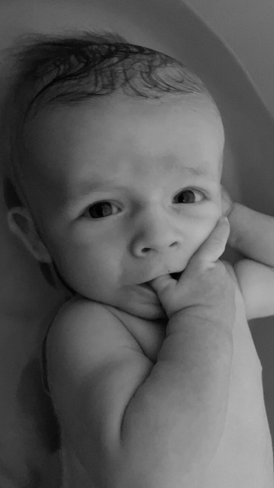 Maël participe au concours pour gagner de l'argent avec cette photo : arm, baby, cheek, ear, eye, eyebrow, eyelash, finger, flash_photography, forehead, gesture, human_body, iris, jaw, lip, mouth, neck, nose, person, shoulder