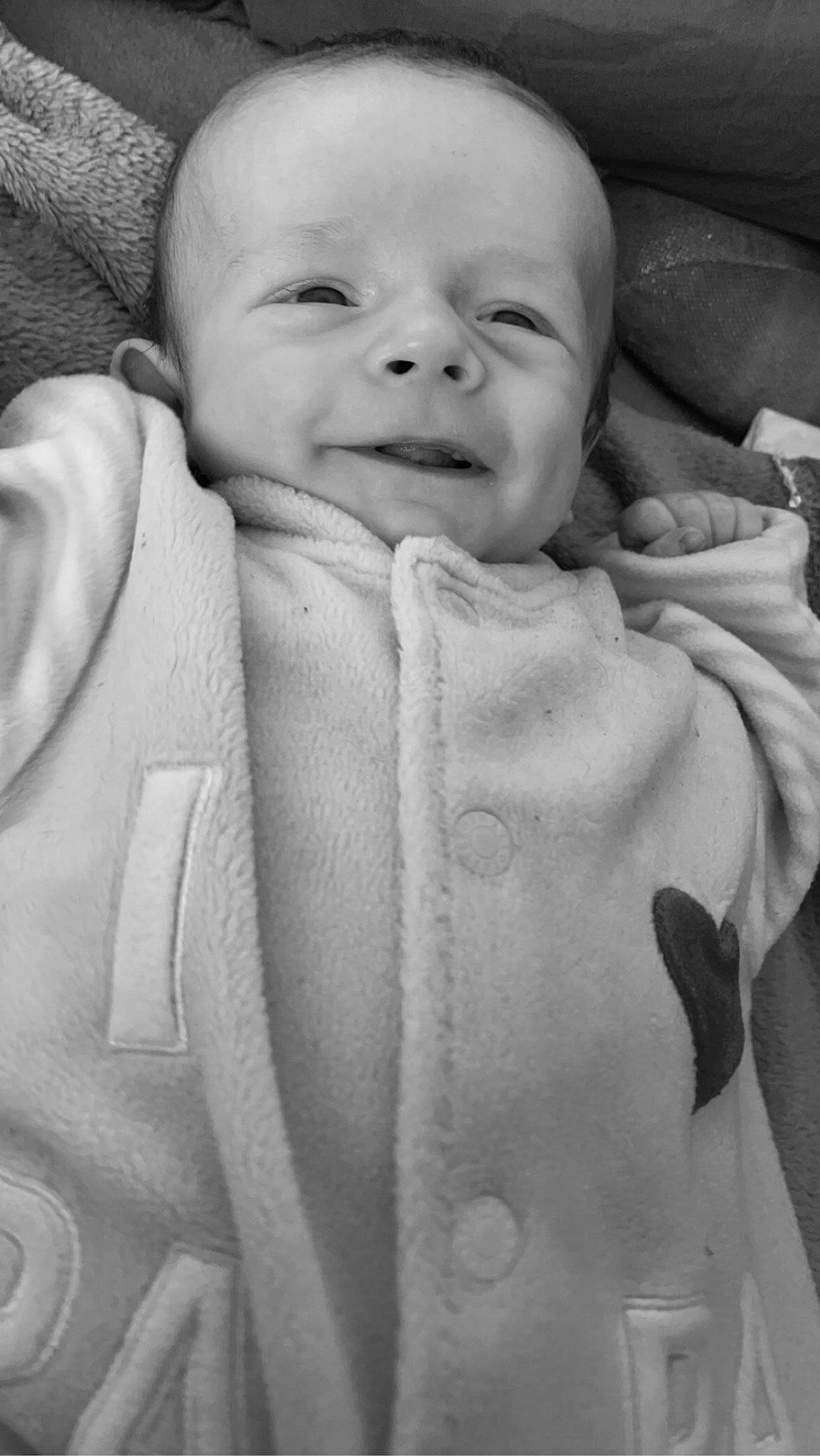 Maël a rejoint le concours — aidez-le/la à gagner de superbes lots ! baby, baby_products, baby_toddler_clothing, cheek, child, collar, comfort, gesture, happy, human_body, laugh, linens, monochrome, monochrome_photography, person, photograph, skin, sleeve, smile, toddler