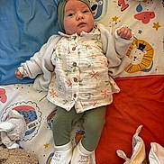 élya a rejoint le concours — aidez-le/la à gagner de superbes lots ! baby, infant, child, headband, floral_shirt, green_leggings, plush_toys, play_mat, animal_print, cozy_clothing, cute, lying_down, soft_toys, indoors, colorful, footwear, baby_shoes, adorable, portrait, young_child