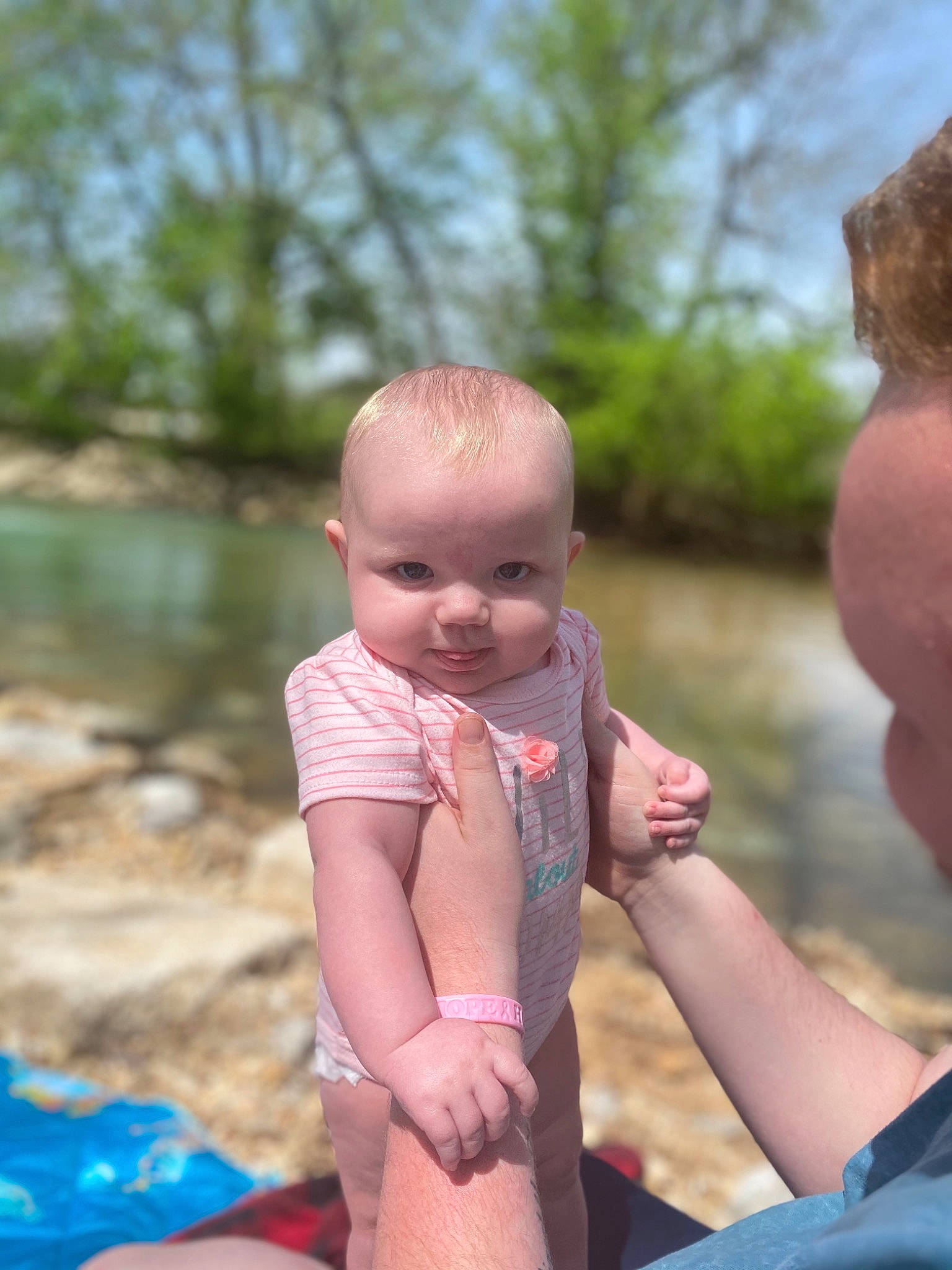 Clementine is registered to the contest to win money with this photo: abdomen, baby, baby_toddler_clothing, facial_expression, finger, fun, gesture, grass, hairstyle, happy, joint, leisure, people_in_nature, person, recreation, skin, thigh, toddler, tree, trunk