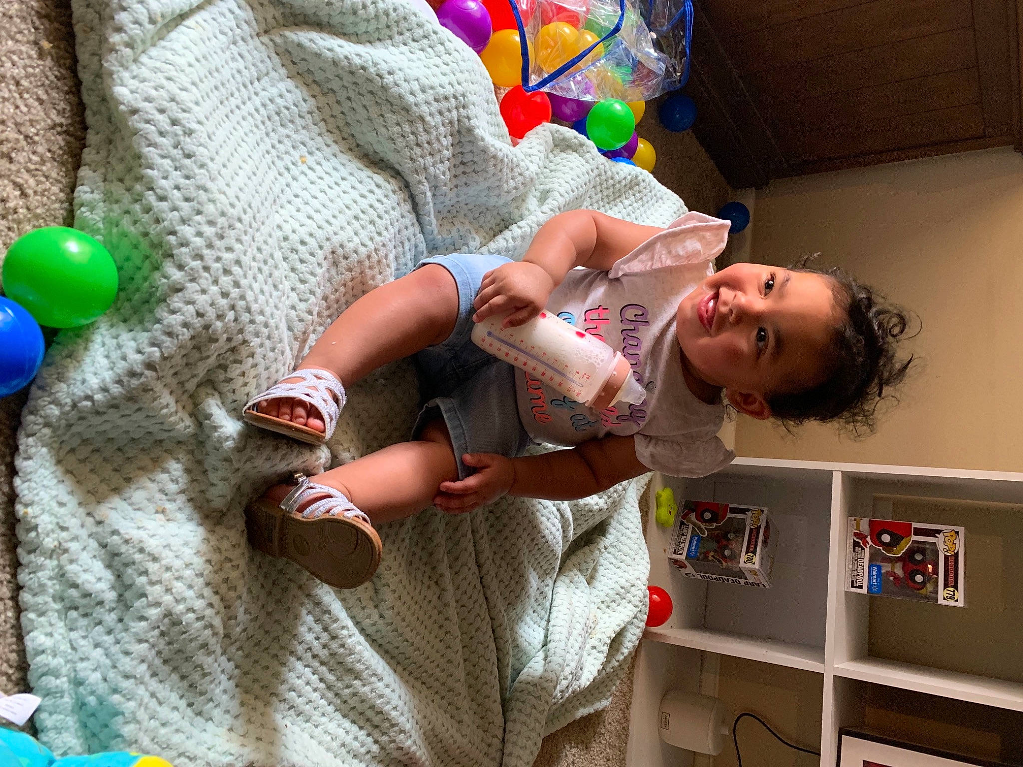 Dolores is registered to the contest to win money with this photo: baby, baby_products, balloon, child, event, fun, green, hand, happy, leisure, linens, party_supply, pattern, person, play, room, shelf, smile, t_shirt, toddler