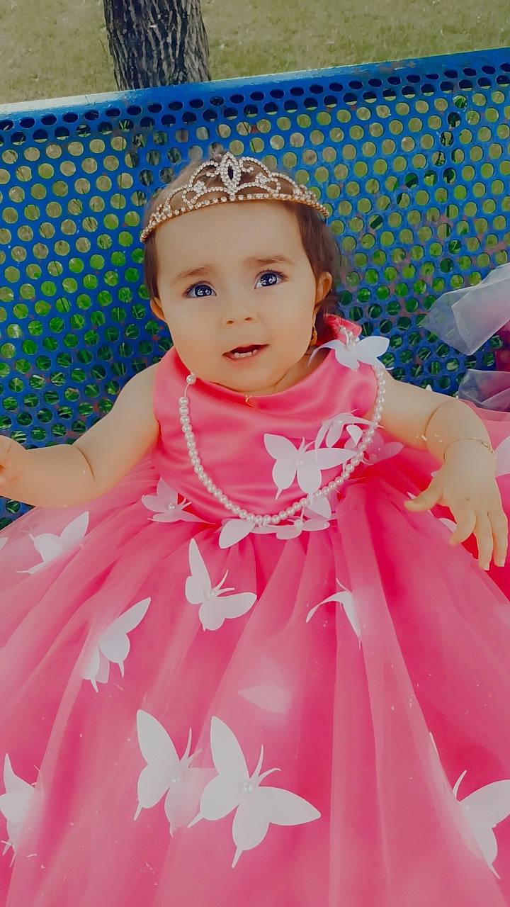 Leyla Luna participe au concours pour gagner de l'argent avec cette photo : baby, baby_toddler_clothing, blue, child, day_dress, dress, embellishment, event, formal_wear, fun, happy, headwear, magenta, one_piece_garment, pattern, person, pink, product, skin, sleeve