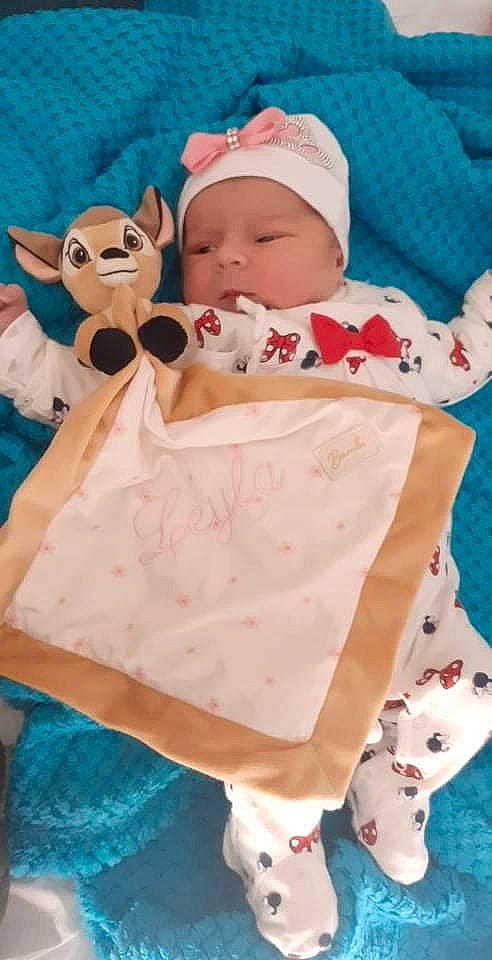 Leyla a rejoint le concours — aidez-le/la à gagner de superbes lots ! baby, baby_products, baby_safety, baby_sleeping, baby_toddler_clothing, blue, cap, cheek, child, comfort, headwear, linens, pattern, person, pink, product, red, skin, sleeve, textile