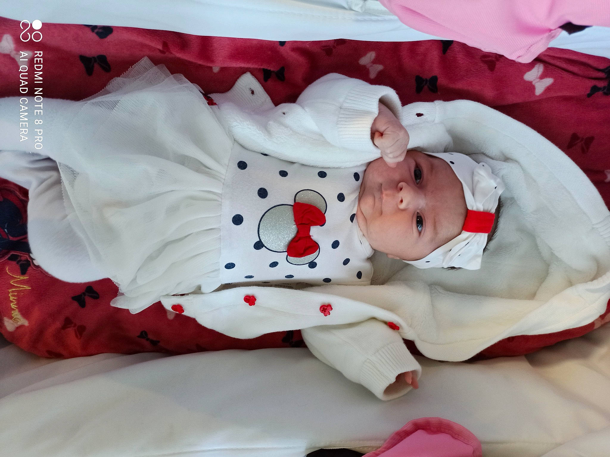 Leyla a rejoint le concours — aidez-le/la à gagner de superbes lots ! baby, baby_products, baby_safety, baby_sleeping, baby_toddler_clothing, bed_sheet, bedding, bedtime, carmine, child, comfort, hat, headwear, linens, nap, pattern, person, red, sleep, sleeve