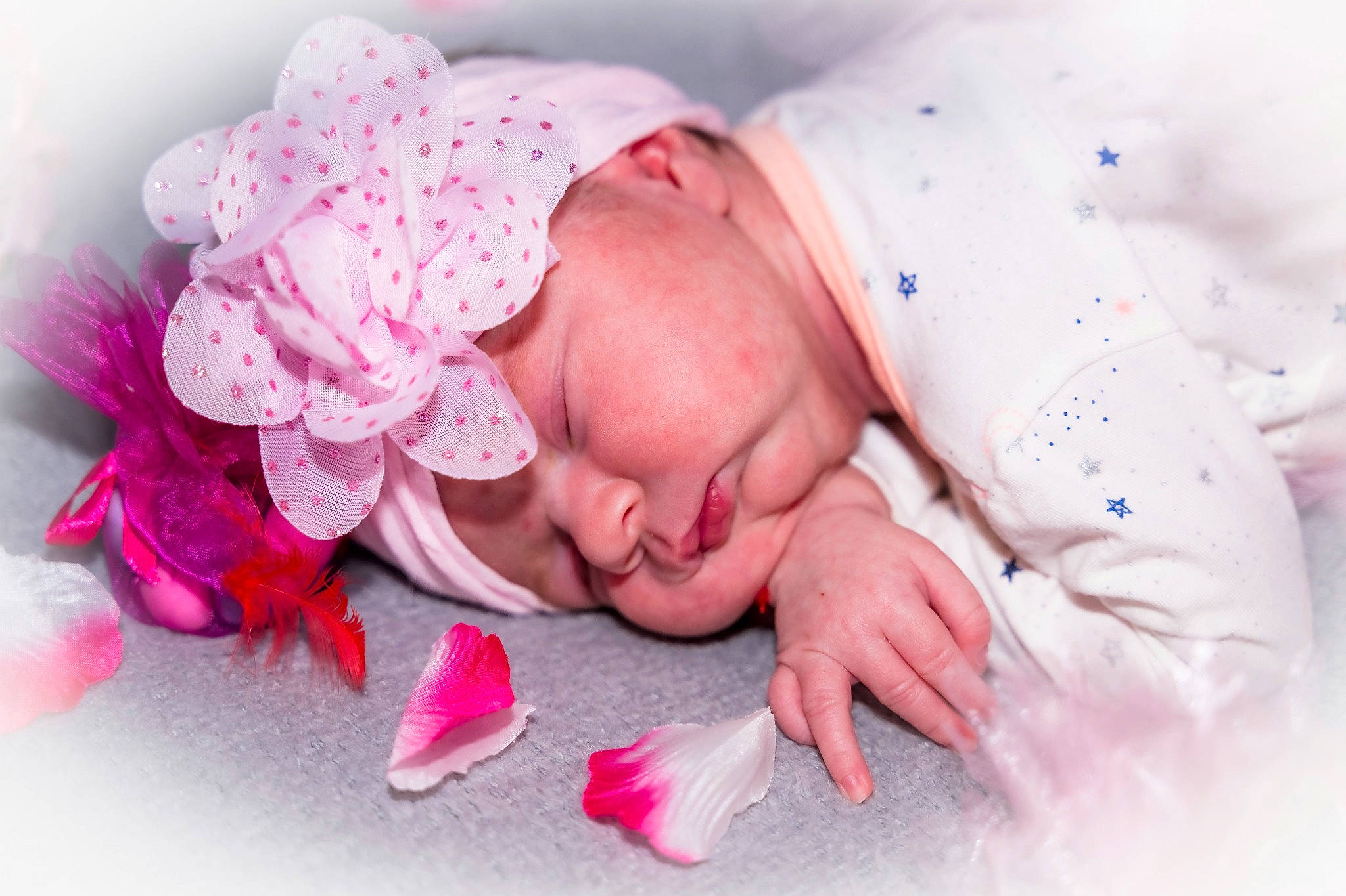 Leyla a rejoint le concours — aidez-le/la à gagner de superbes lots ! baby, baby_sleeping, baby_toddler_clothing, bedtime, child, comfort, dress, eye, fashion_accessory, hand, happy, headband, headpiece, magenta, person, petal, pink, portrait_photography, skin, sweetness