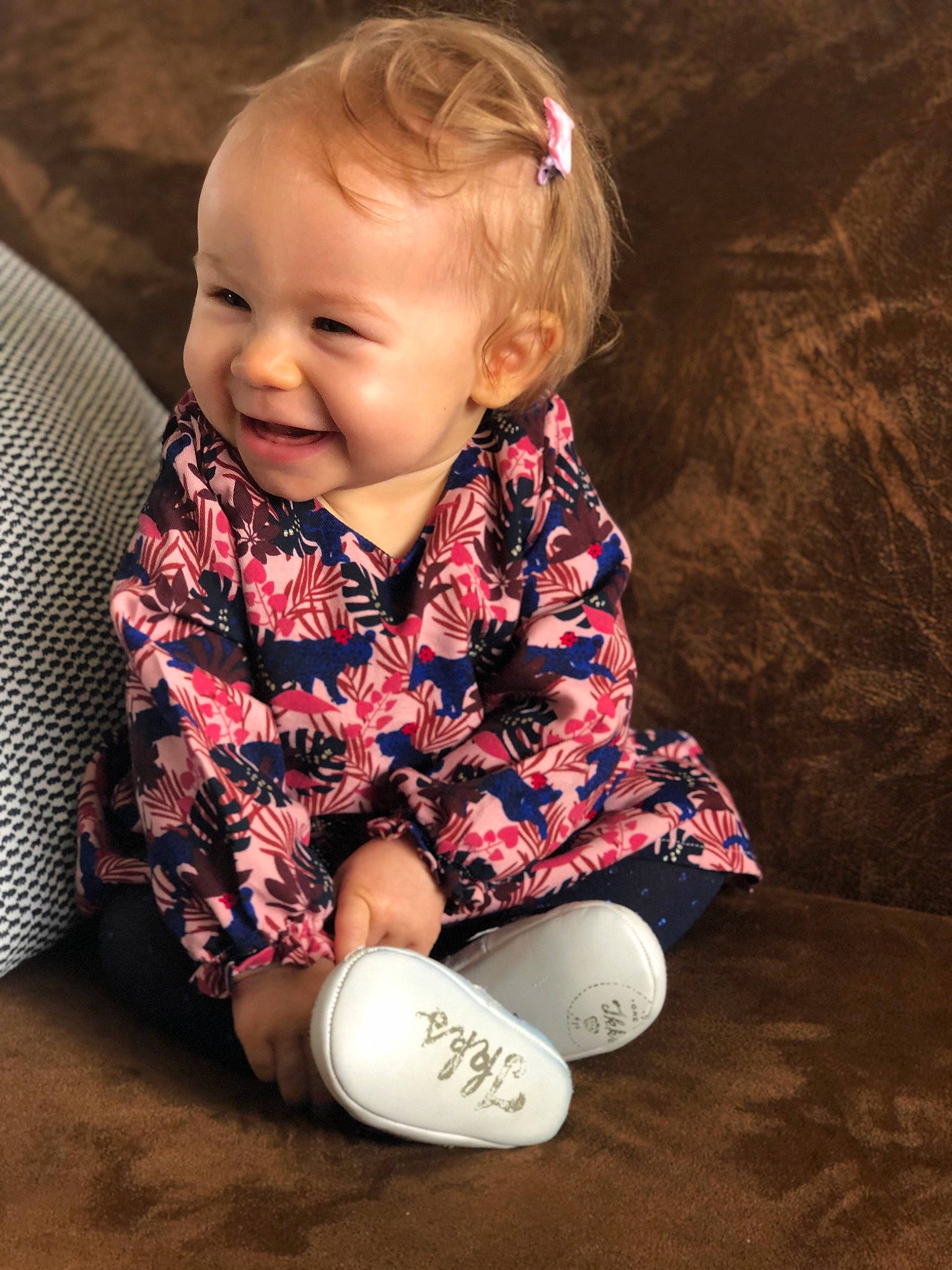 Augustine participe au concours pour gagner de l'argent avec cette photo : baby, cheek, child, joy, person, play, sitting, smile, toddler