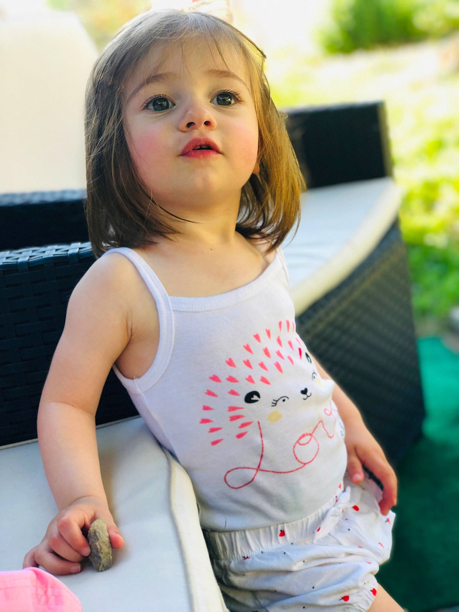 Kiara participe au concours pour gagner de l'argent avec cette photo : active_tank, baby_toddler_clothing, blond, chest, facial_expression, fun, hairstyle, happy, leisure, neck, person, recreation, sitting, skin, sleeve, summer, t_shirt, thigh, toddler, trunk