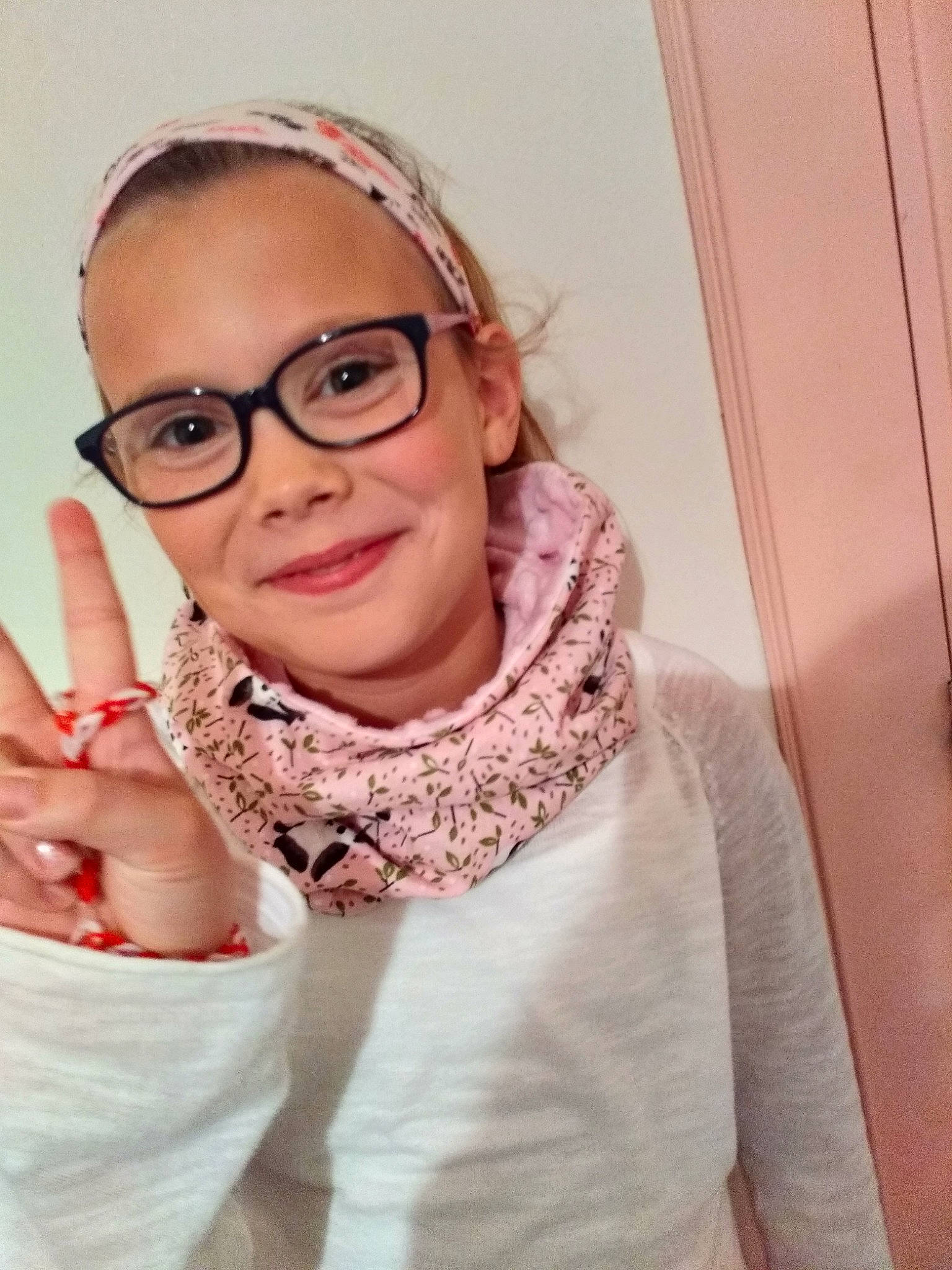 Clara participe au concours pour gagner de l'argent avec cette photo : beauty, cheek, cool, eyebrow, eyewear, face, facial_expression, forehead, glasses, hand, head, lip, nose, outerwear, person, pink, scarf, selfie, skin, smile