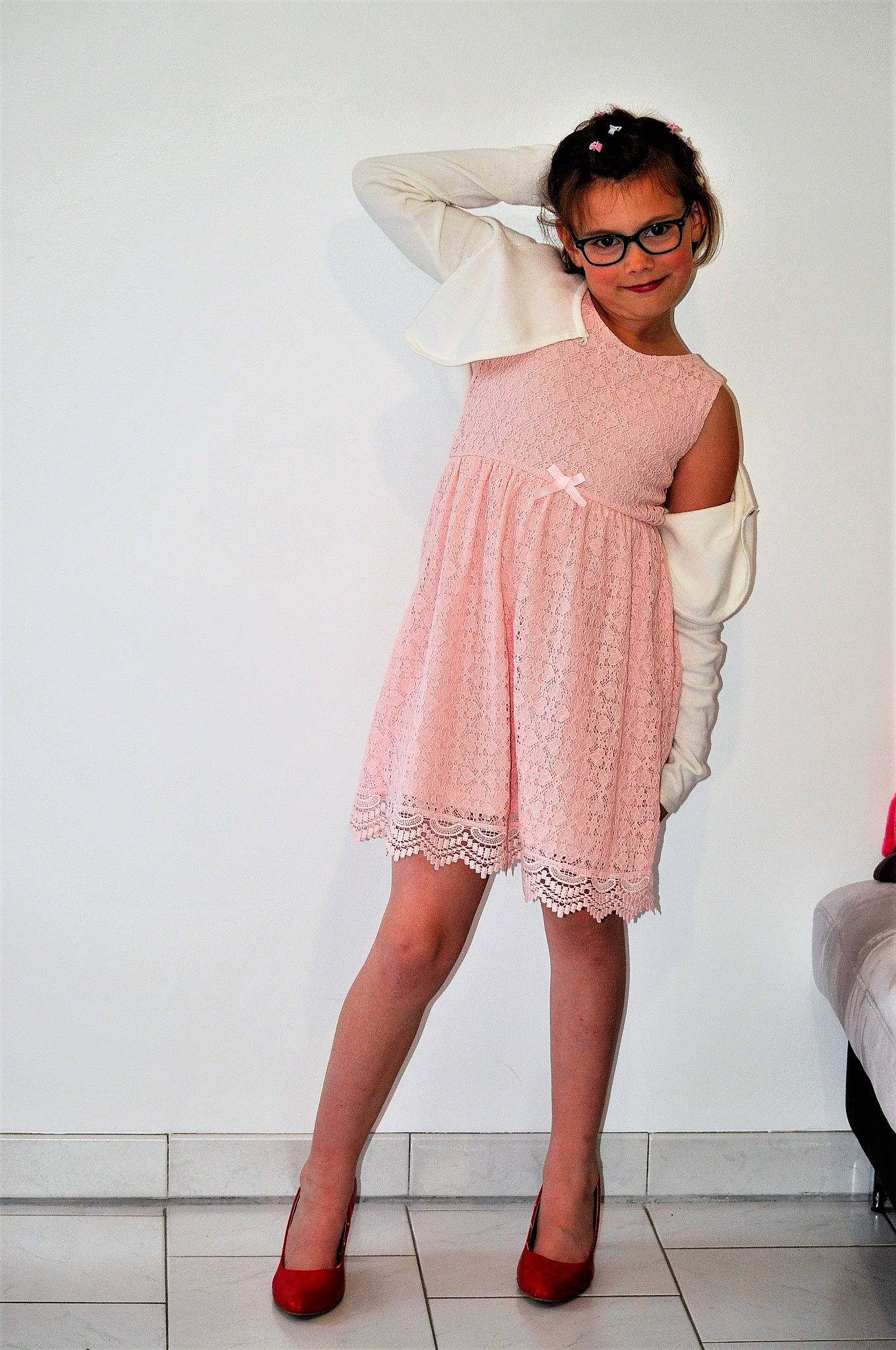 Clara participe au concours pour gagner de l'argent avec cette photo : beauty, clothing, cocktail_dress, dress, eyewear, fashion, fashion_design, footwear, glasses, human_leg, joint, joy, leg, lip, person, photo_shoot, pink, red, shoe, shoulder