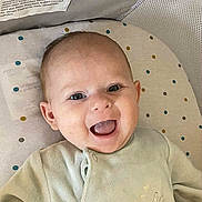 Manon a rejoint le concours — aidez-le/la à gagner de superbes lots ! baby, smiling, infant, onesie, crib, polka_dots, bunny_illustration, mesh, warning_label, happy, child, cute, sleeping_area, soft_toys, light_skin, indoor, portrait, lying_down, baby_clothing, closeup