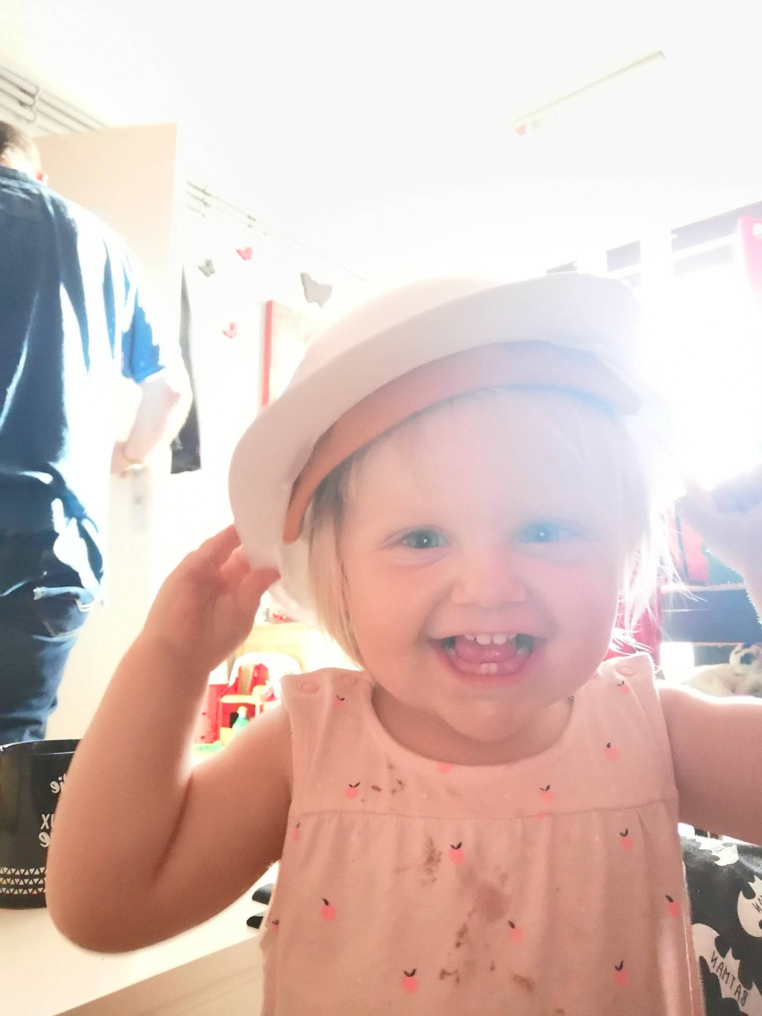 Agnès participe au concours pour gagner de l'argent avec cette photo : baby, baby_toddler_clothing, baseball_cap, cap, child, eyewear, fashion_accessory, fun, happy, hat, joy, leisure, lip, magenta, person, personal_protective_equipment, skin, smile, t_shirt, toddler
