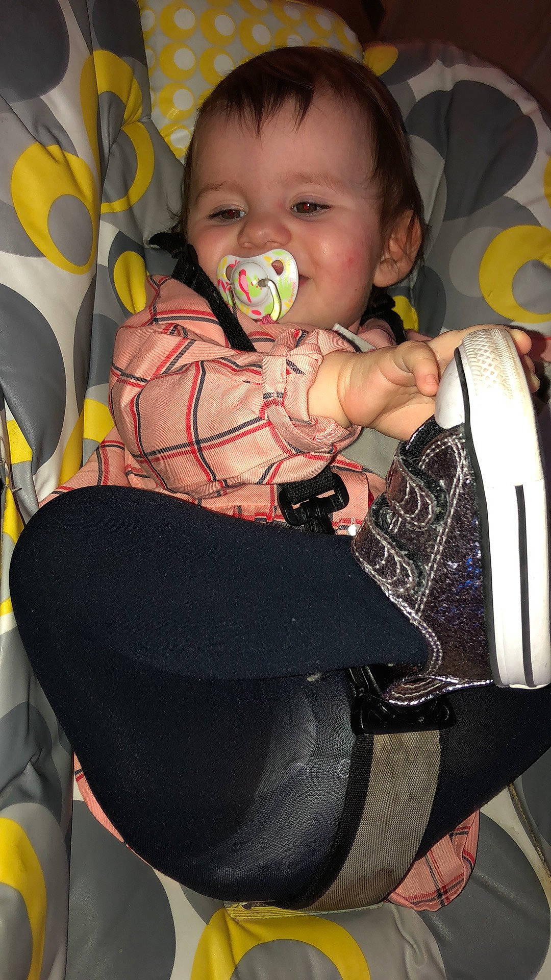 Alyah a rejoint le concours — aidez-le/la à gagner de superbes lots ! baby, baby_carriage, baby_products, baby_toddler_clothing, bib, black, car_seat, chair, cheek, child, comfort, eyelash, finger, lap, mouth, person, product, sitting, sleeve, thigh