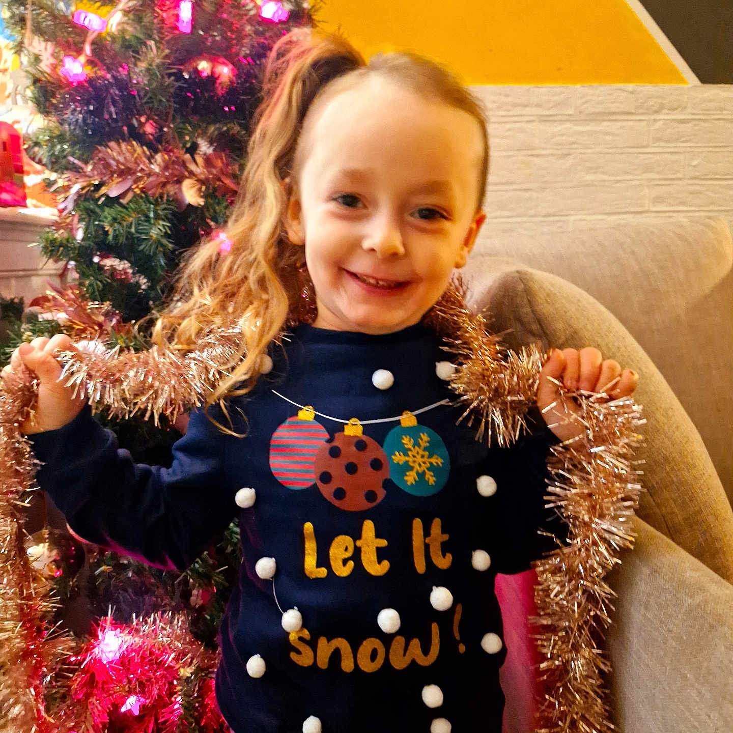 Louise a rejoint le concours — aidez-le/la à gagner de superbes lots ! accessories, candle, child, christmas, christmasdecorations, clothing, couch, face, female, furniture, girl, happy, head, person, photography, plant, portrait, smile, t_shirt, tree
