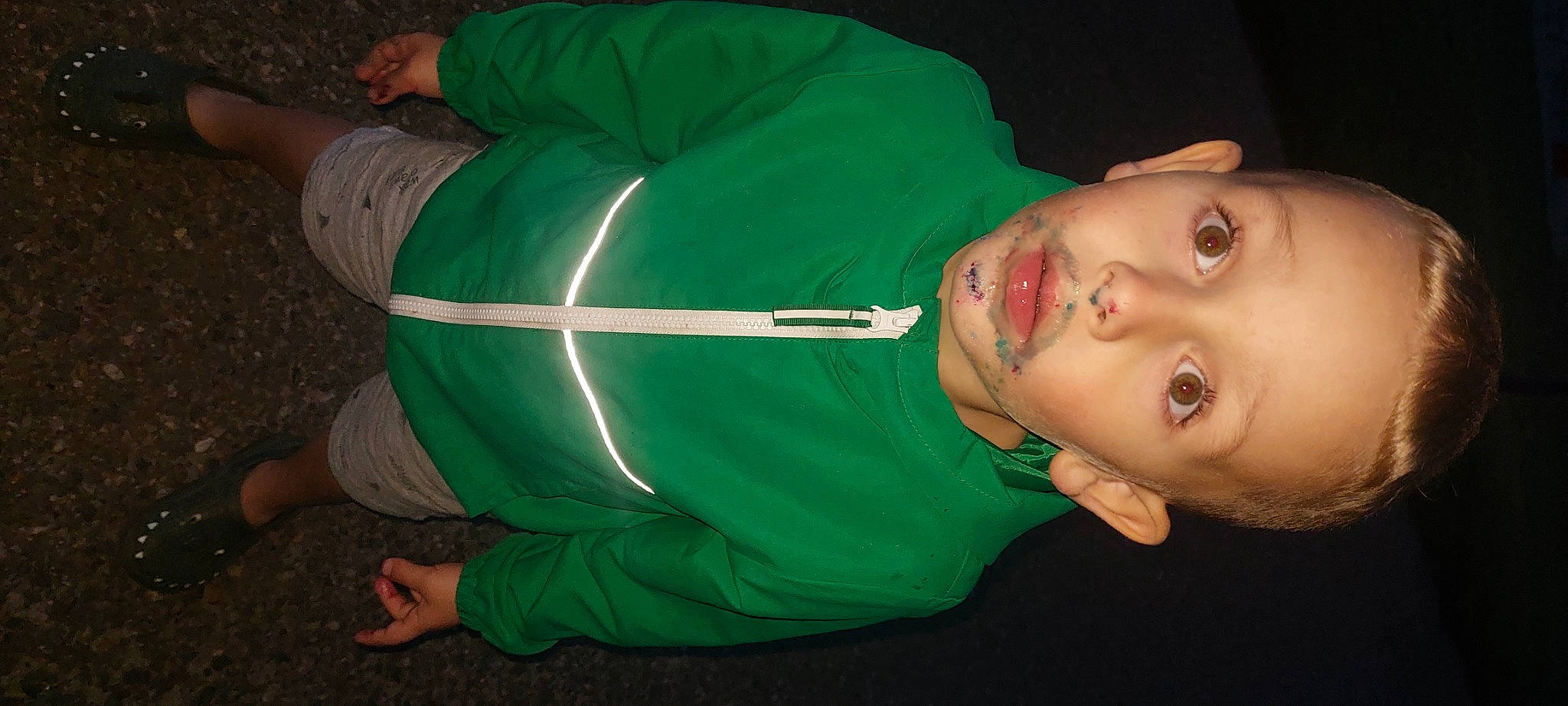 Milo participe au concours pour gagner de l'argent avec cette photo : baby, baby_toddler_clothing, elbow, fun, grass, hat, knee, person, personal_protective_equipment, sitting, sleeve, sock, toddler