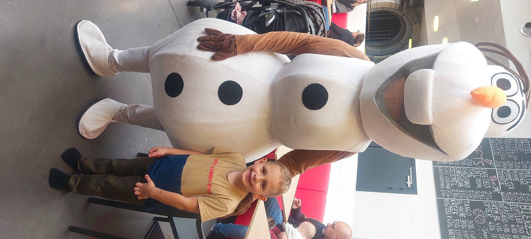 Milo participe au concours pour gagner de l'argent avec cette photo : animated_cartoon, carmine, costume, event, fictional_character, fun, happy, joy, mascot, party_supply, person, plush, recreation, stuffed_toy, toy, white