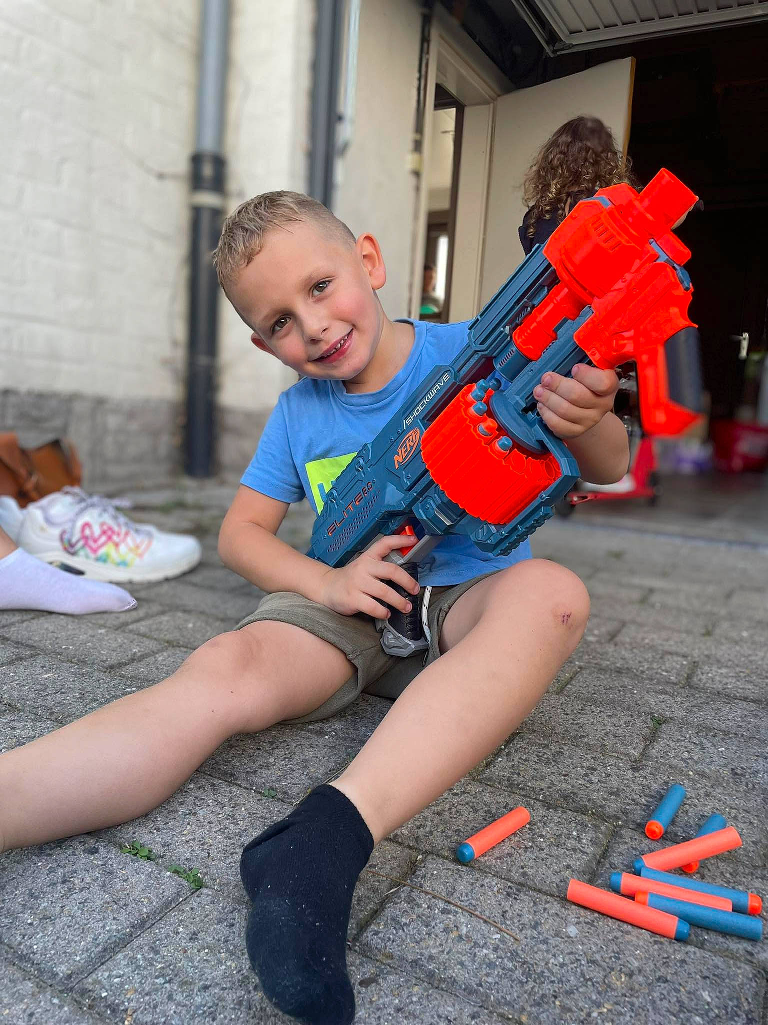 Milo participe au concours pour gagner de l'argent avec cette photo : carmine, electric_blue, fun, human_leg, joint, joy, knee, leg, leisure, orange, person, power_tool, recreation, shoe, shorts, smile, sneakers, t_shirt, thigh, tool