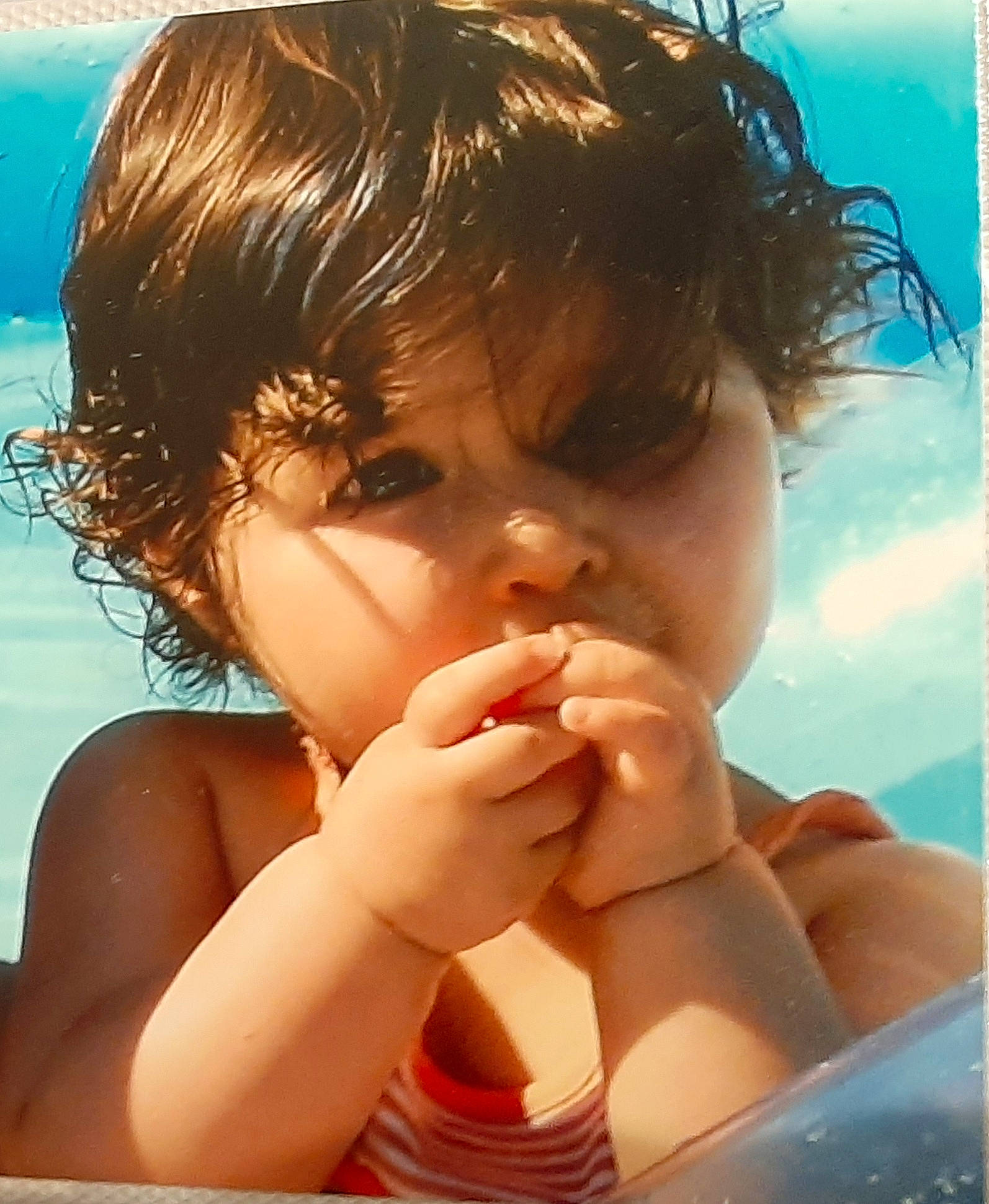 Lilou a rejoint le concours — aidez-le/la à gagner de superbes lots ! arm, azure, bathing, cheek, ear, eyelash, finger, gesture, hand, happy, leisure, mouth, muscle, neck, nose, person, photograph, skin, summer, thumb