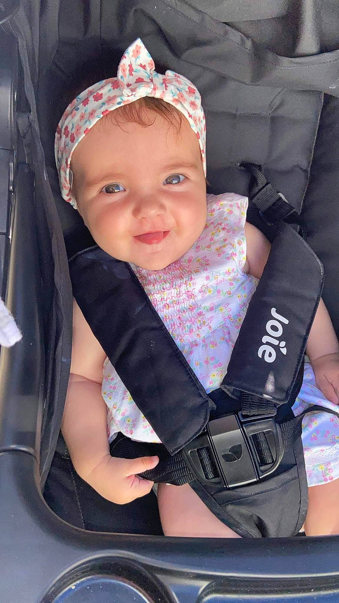 Jade participe au concours pour gagner de l'argent avec cette photo : baby, baby_carriage, baby_products, baby_safety, baby_toddler_clothing, beauty, cap, child, comfort, electric_blue, fashion_accessory, happy, headpiece, headwear, material_property, person, product, sleeve, smile, strap