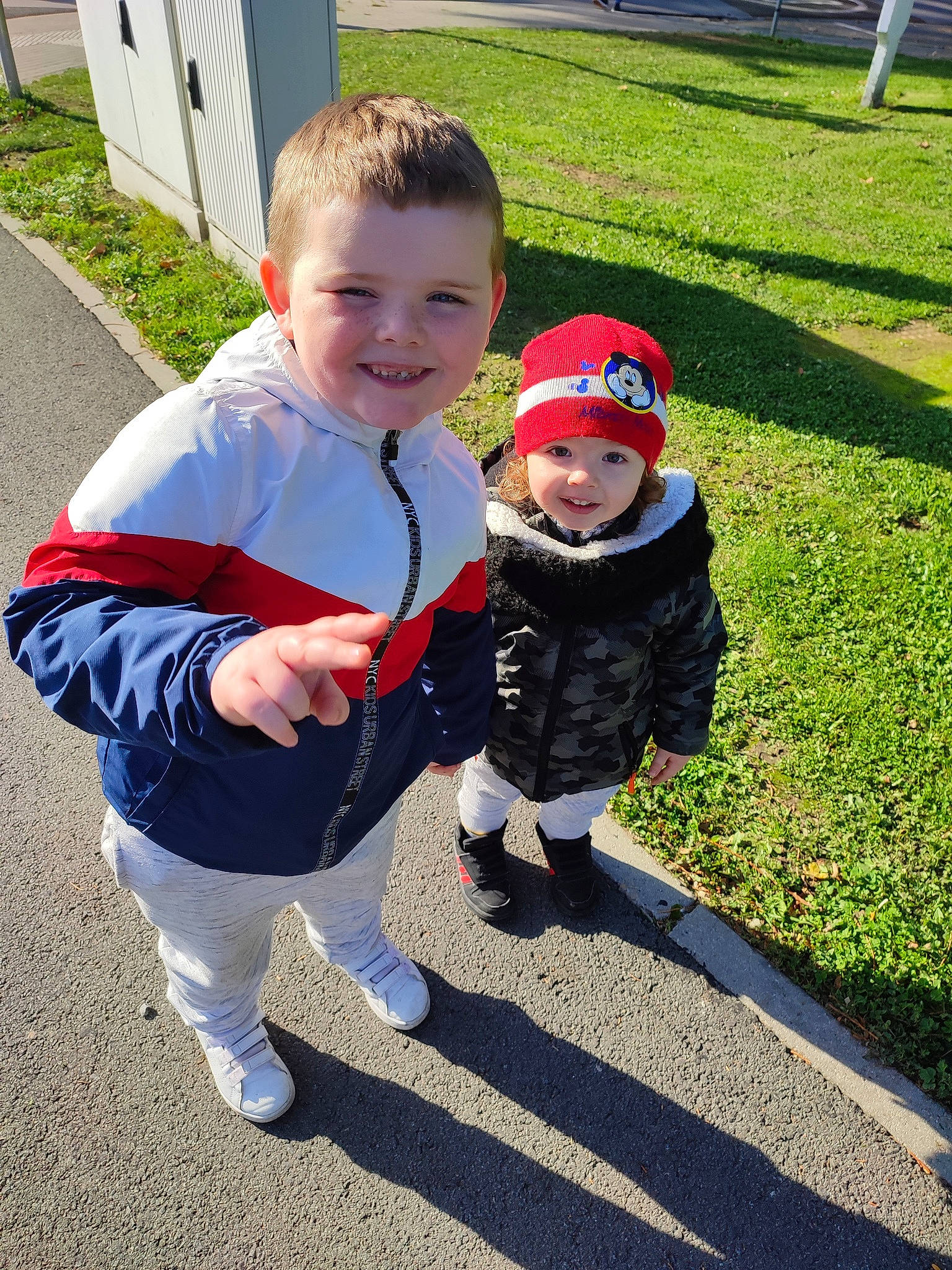 Theo Timeo participe au concours pour gagner de l'argent avec cette photo : asphalt, baby, baby_toddler_clothing, boot, child, event, face, fun, grass, happy, hat, headwear, joy, leaf, leisure, people_in_nature, person, plant, play, recreation