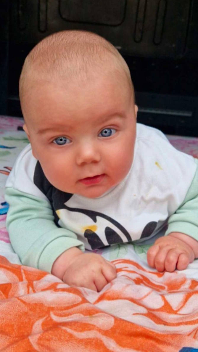 Ylandsson a rejoint le concours — aidez-le/la à gagner de superbes lots ! arm, baby, baby_products, baby_toddler_clothing, cheek, child, comfort, flooring, hand, iris, linens, lip, nail, nose, person, sitting, skin, smile, thumb, toddler