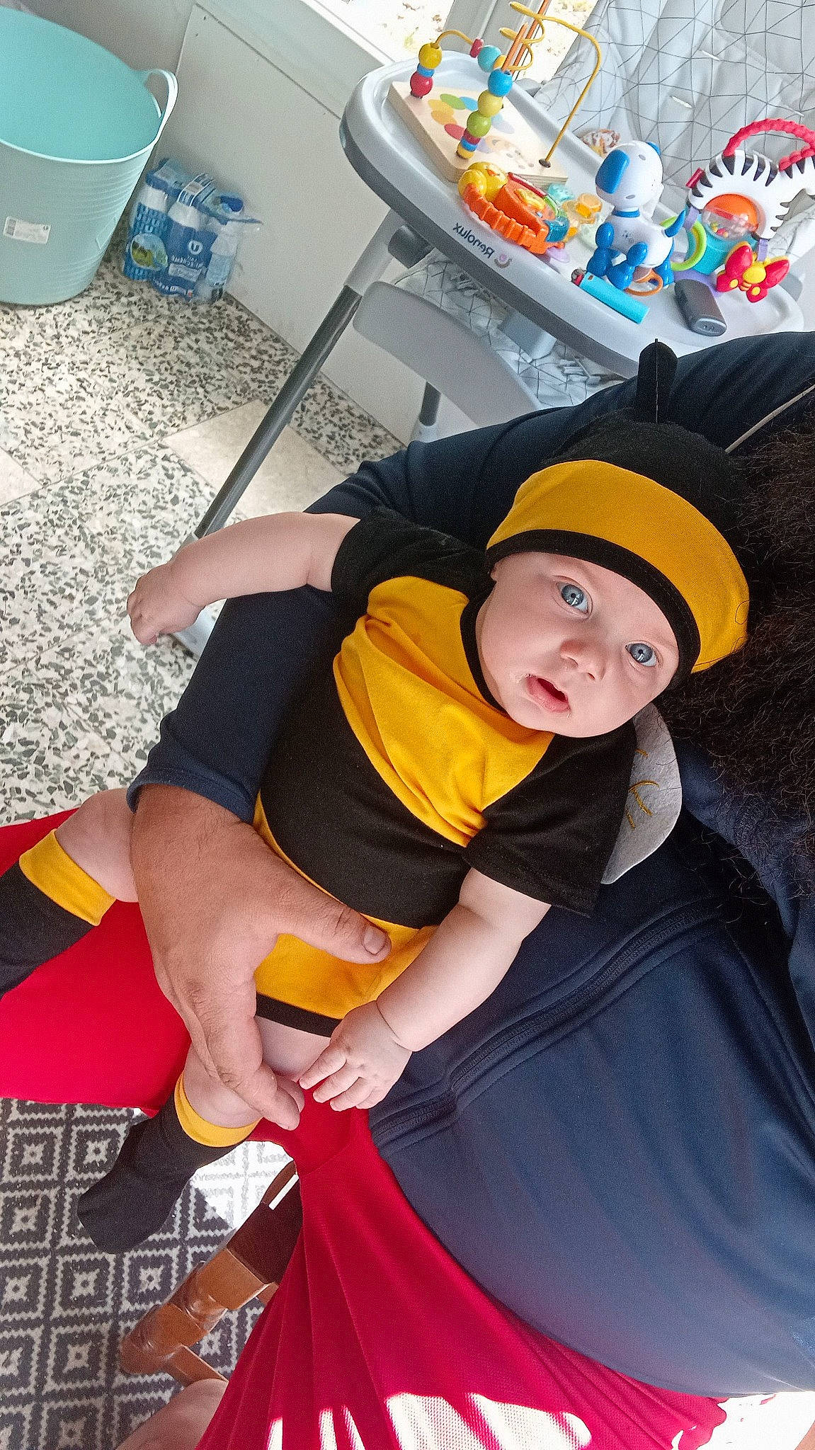 Ylandsson a rejoint le concours — aidez-le/la à gagner de superbes lots ! baseball_cap, cap, chair, child, costume, costume_hat, event, flooring, fun, happy, hat, headgear, headwear, human_leg, leisure, orange, person, recreation, shorts, sun_hat